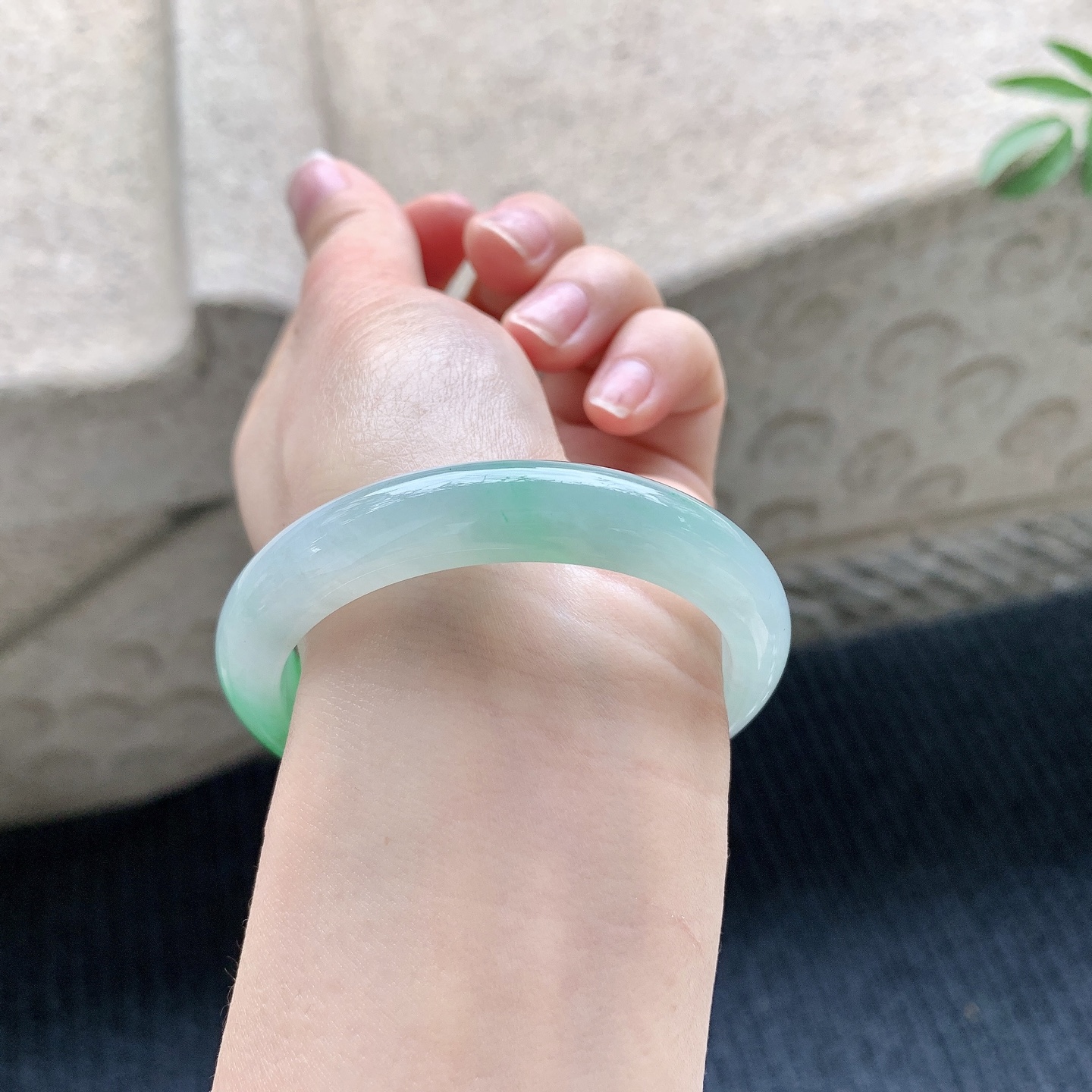 正圈50 51【圈口】51.4/10.8/7.8【编码】YT031122【描述】冰糯飘绿，水润，种老，细腻，打灯有絮线