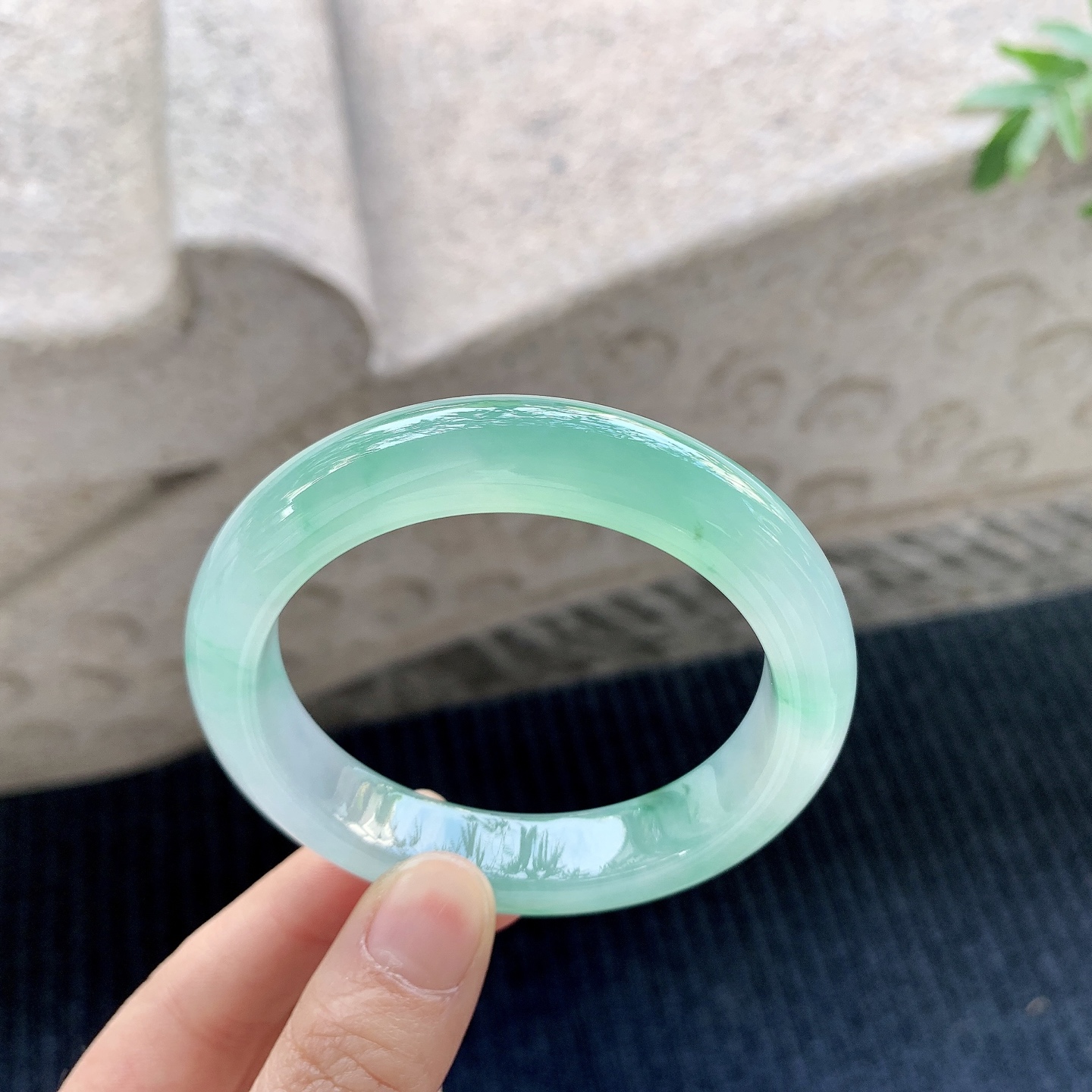 正圈53 54【圈口】54.8/12/9【编码】Q5031572【描述】冰飘绿，清透，水润，种老，细腻，打灯有絮线