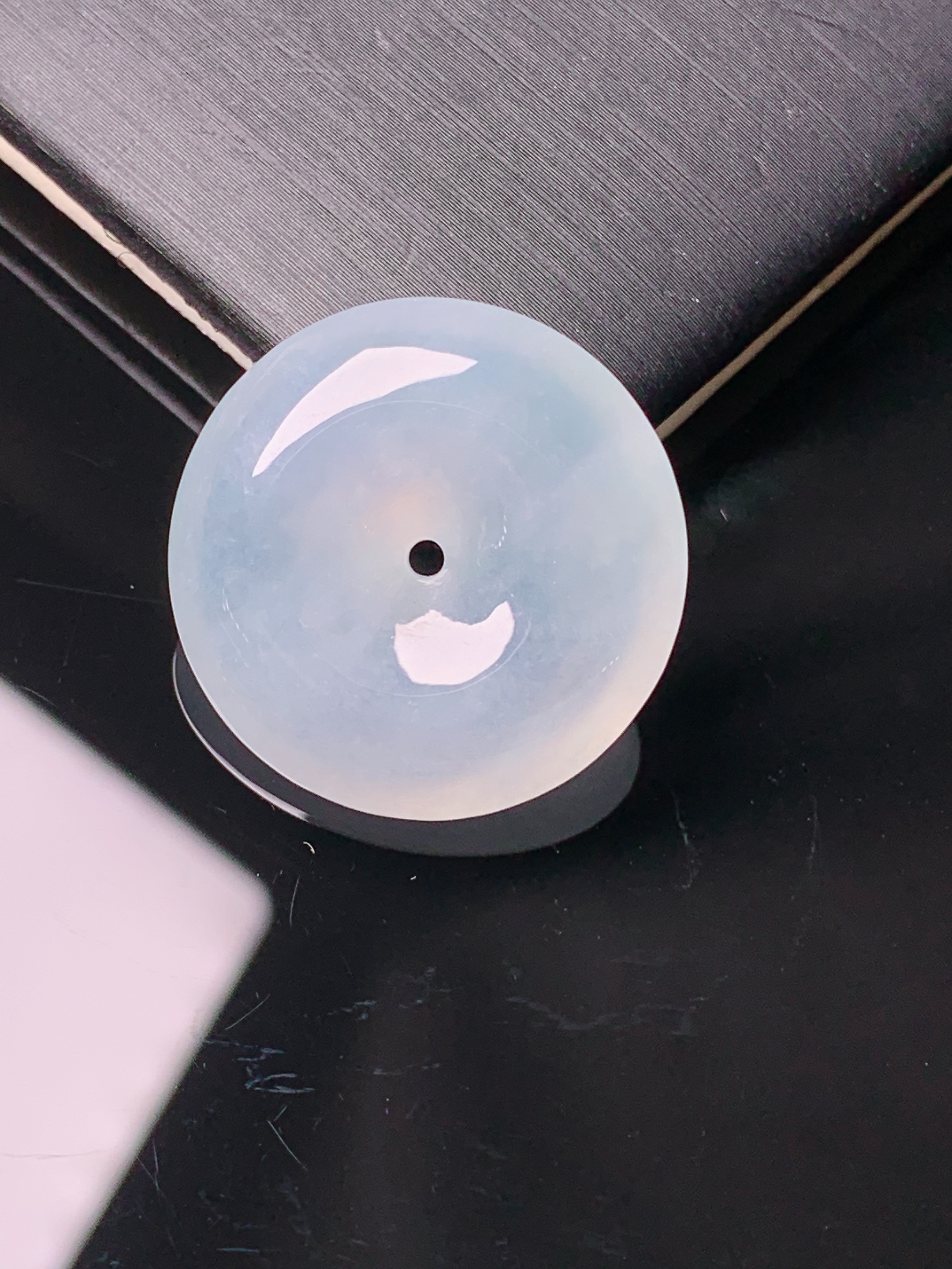 冰种平安扣吊坠 玉质细腻 色泽艳丽清新 水润亮眼 整体尺寸22.8*5.8d1