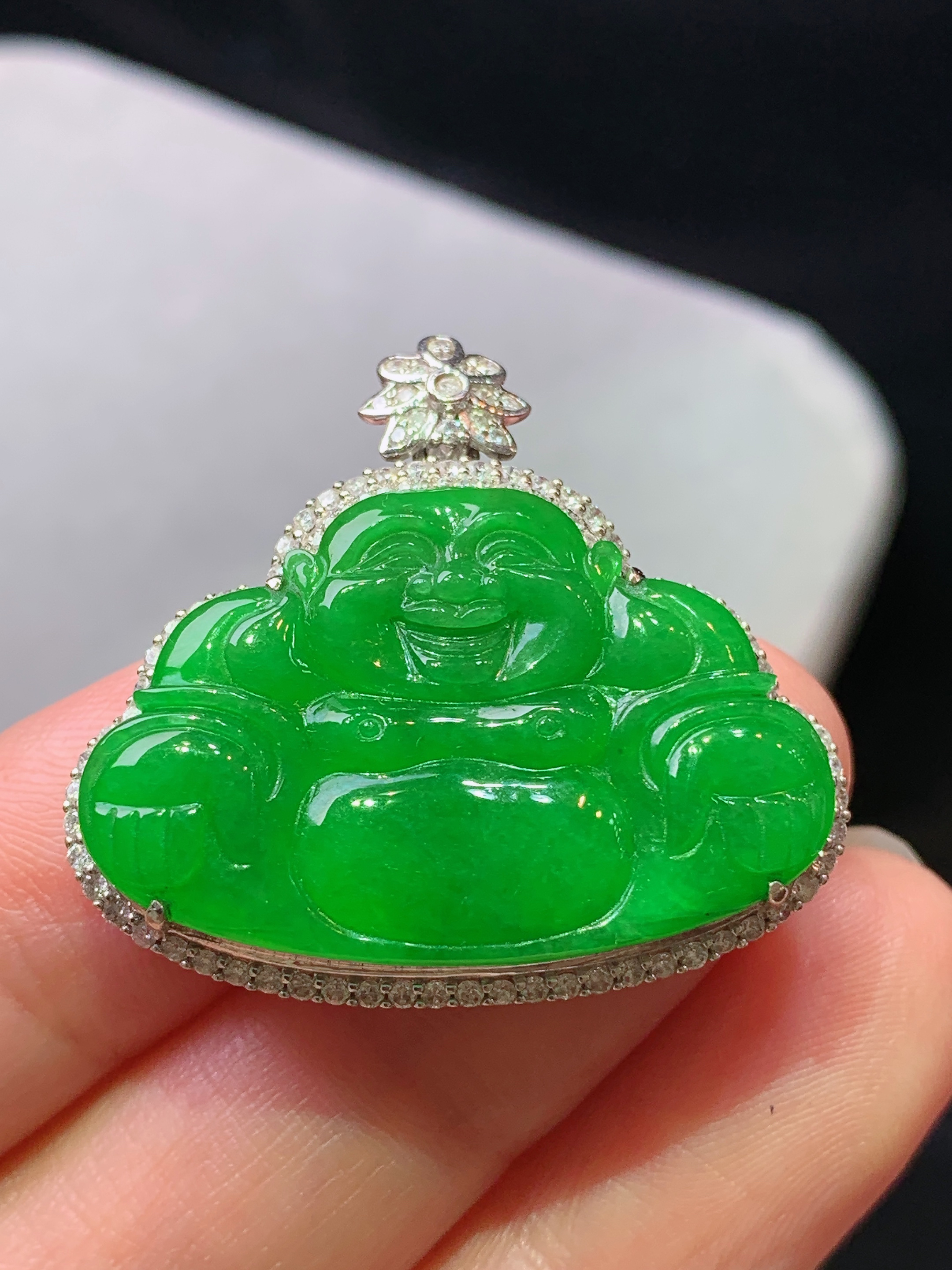 18k金钻镶嵌满绿佛公吊坠 玉质细腻 色泽艳丽清新 水润亮眼 整体尺寸29.2*31.3*7.2j3