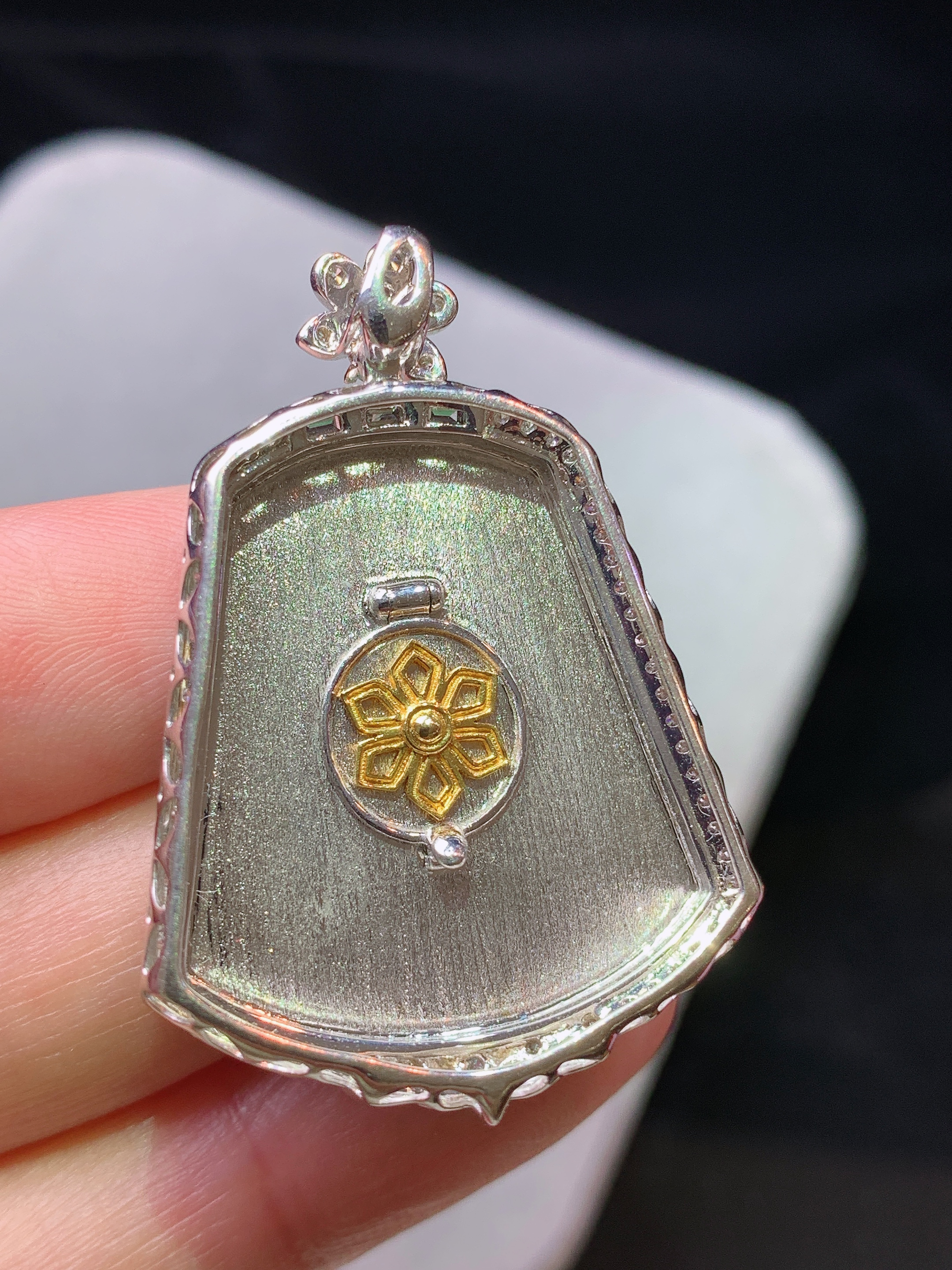 18k金钻镶嵌翠绿无事牌吊坠 玉质细腻 色泽艳丽清新 水润亮眼 整体尺寸39.8*27.5*7.2b2