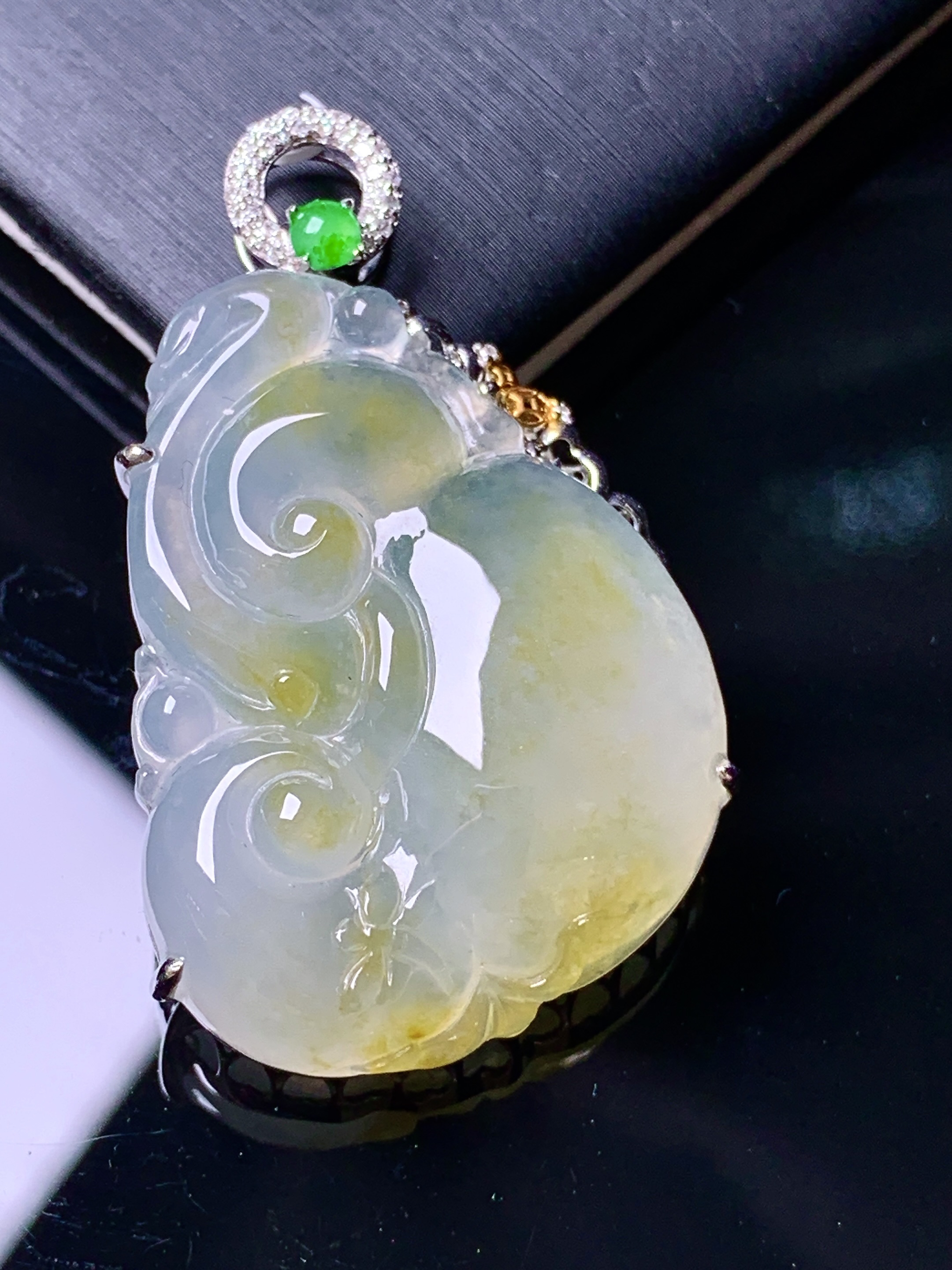 18k金钻镶嵌冰种飘黄翡如意吊坠 玉质细腻 色泽艳丽清新 水润亮眼 整体尺寸39.5*23.8*8.