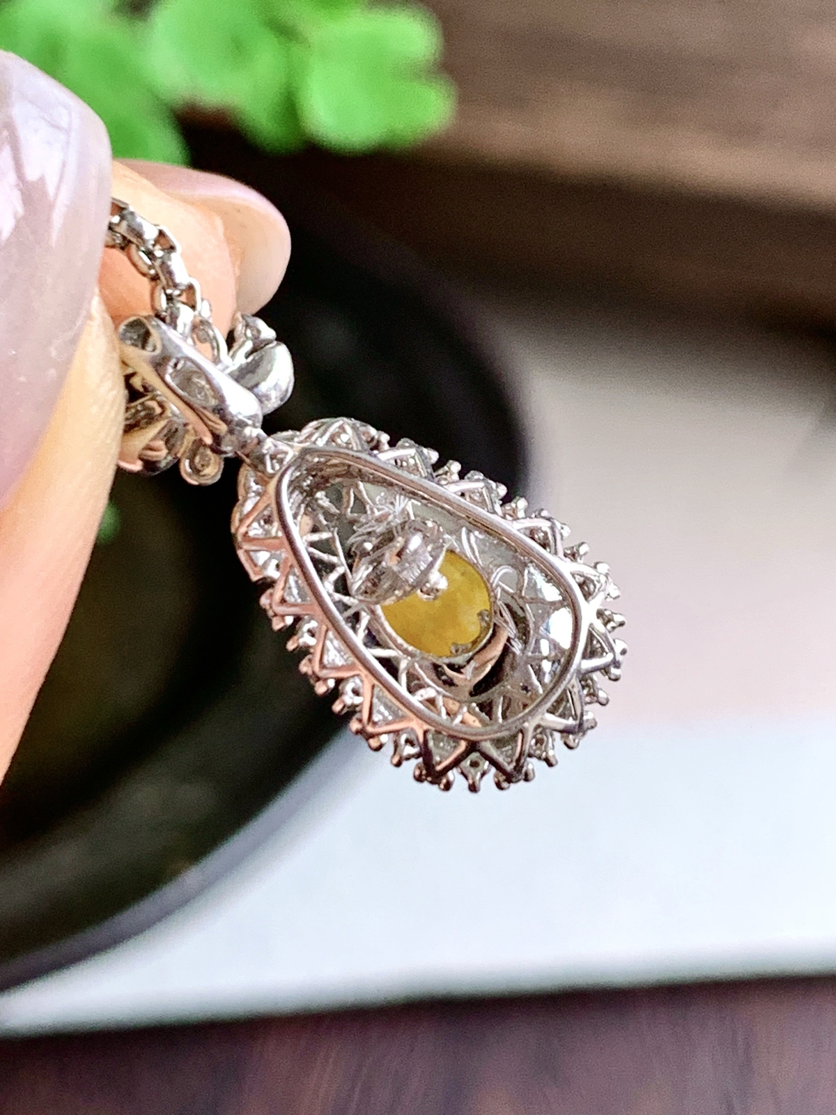 【镶嵌】️冰黄翡豆子福豆吊坠  
【说明】缅料  18k金镶嵌 性价比高  
【整体】22.3-10.3-7.3..