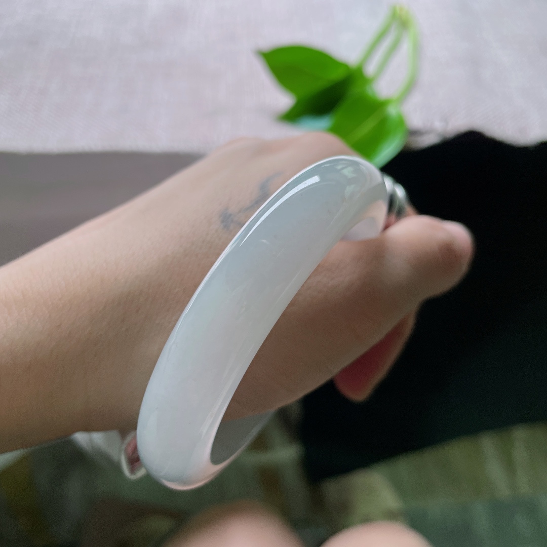 55.8/12.7/8.9，冰紫正圈，洒金宛如星子一般坠落腕间，摇曳生姿，无裂，ss50529a