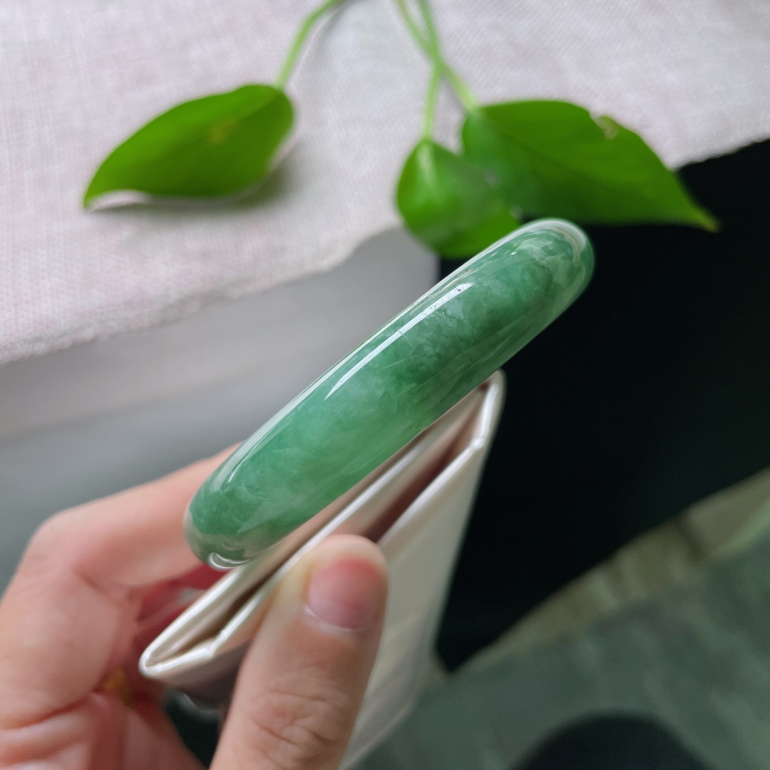 54.9/12/8.2绿色正圈，水润细腻，腕间有玉，岁月从容。有纹，ss50598a