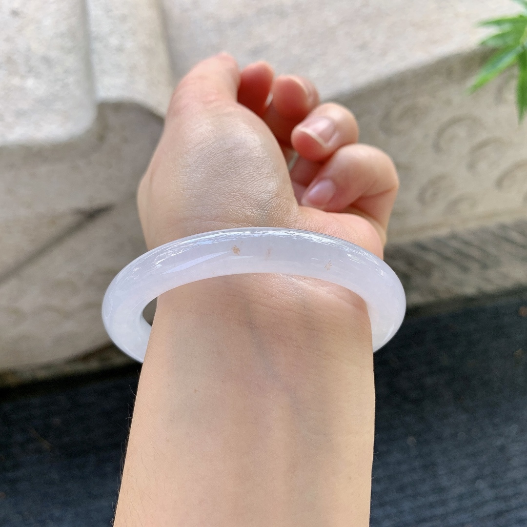 圆条51 52【圈口】52.8/8.5/8.7【编码】A1031873【描述】糯冰粉紫，水润，种老，细腻，无裂