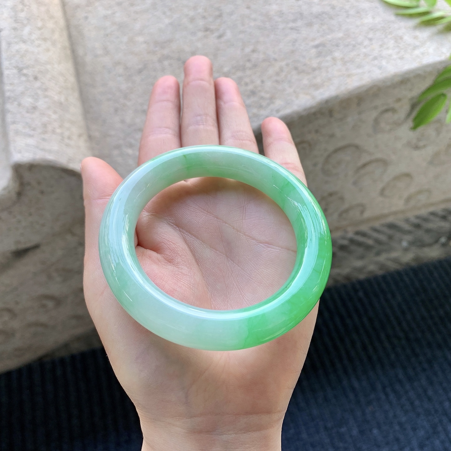 圆条55 56【圈口】56.3/12.4/11.7【编码】A1031021【描述】辣阳绿，水润，种老，细腻，打灯有絮线