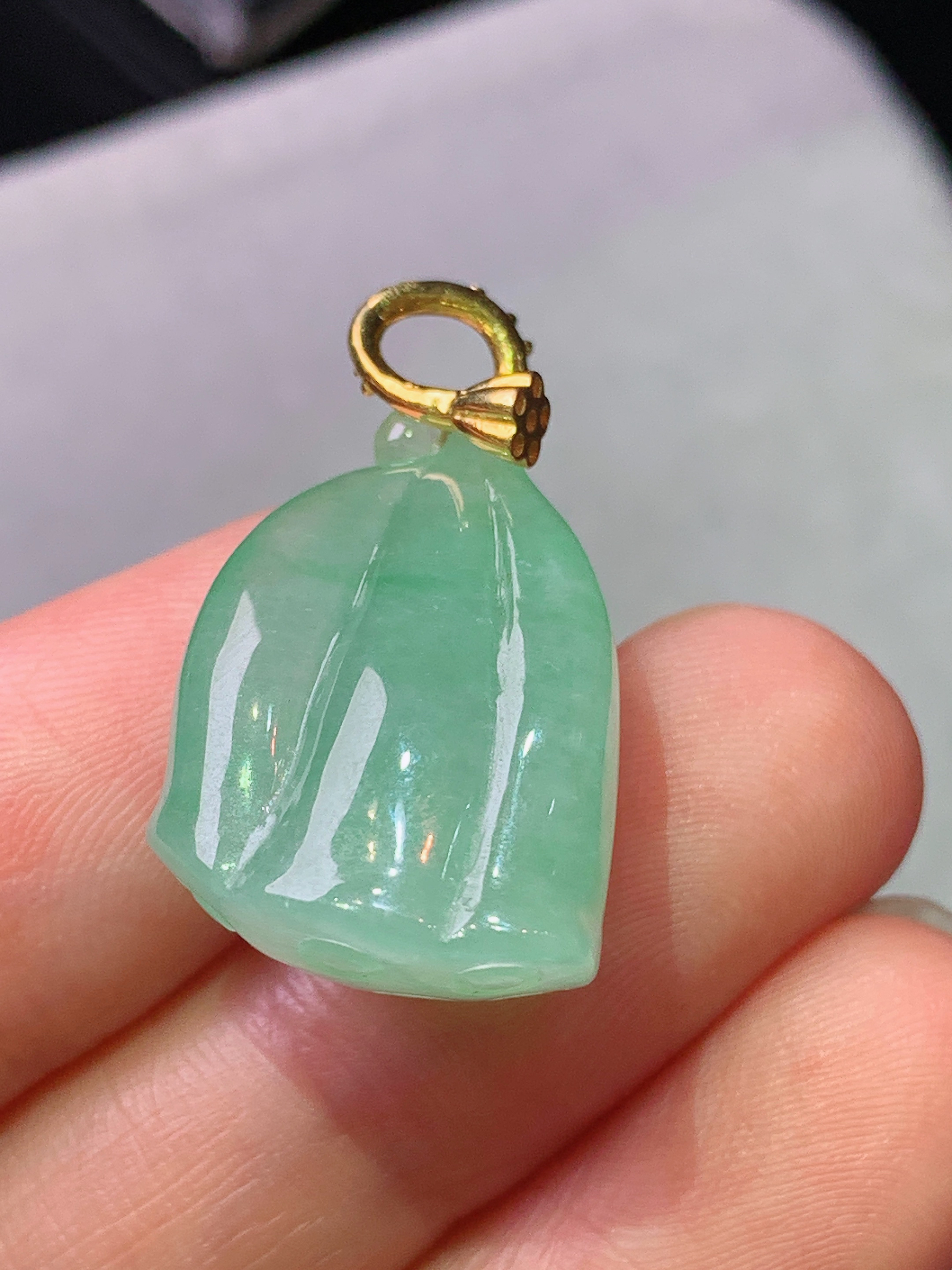 18k金镶嵌冰种浅绿莲蓬吊坠 玉质细腻 色泽艳丽清新 水润亮眼 整体尺寸28*14.8*13.3m1