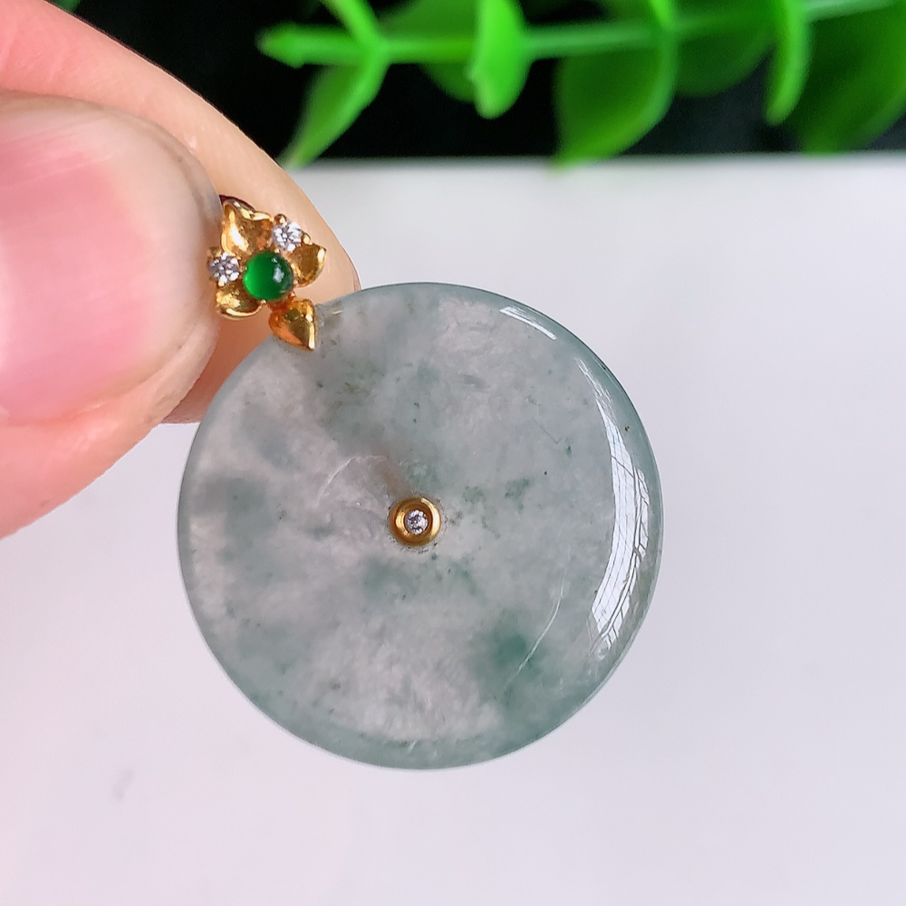 18k金扣冰润飘花平安扣吊坠，厚装饱满，冰润剔透，细腻水足，种质润泽，飘花灵动，佩戴优雅大气，W01.11   尺寸：26.5-21.2-4mm