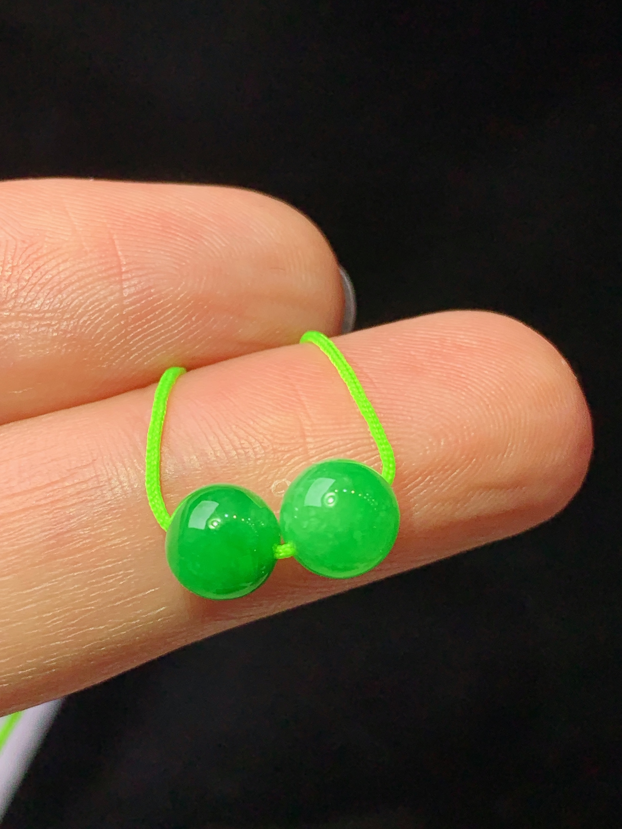 翠绿圆珠一对 玉质细腻 色泽艳丽清新 水润亮眼 整体尺寸6c3