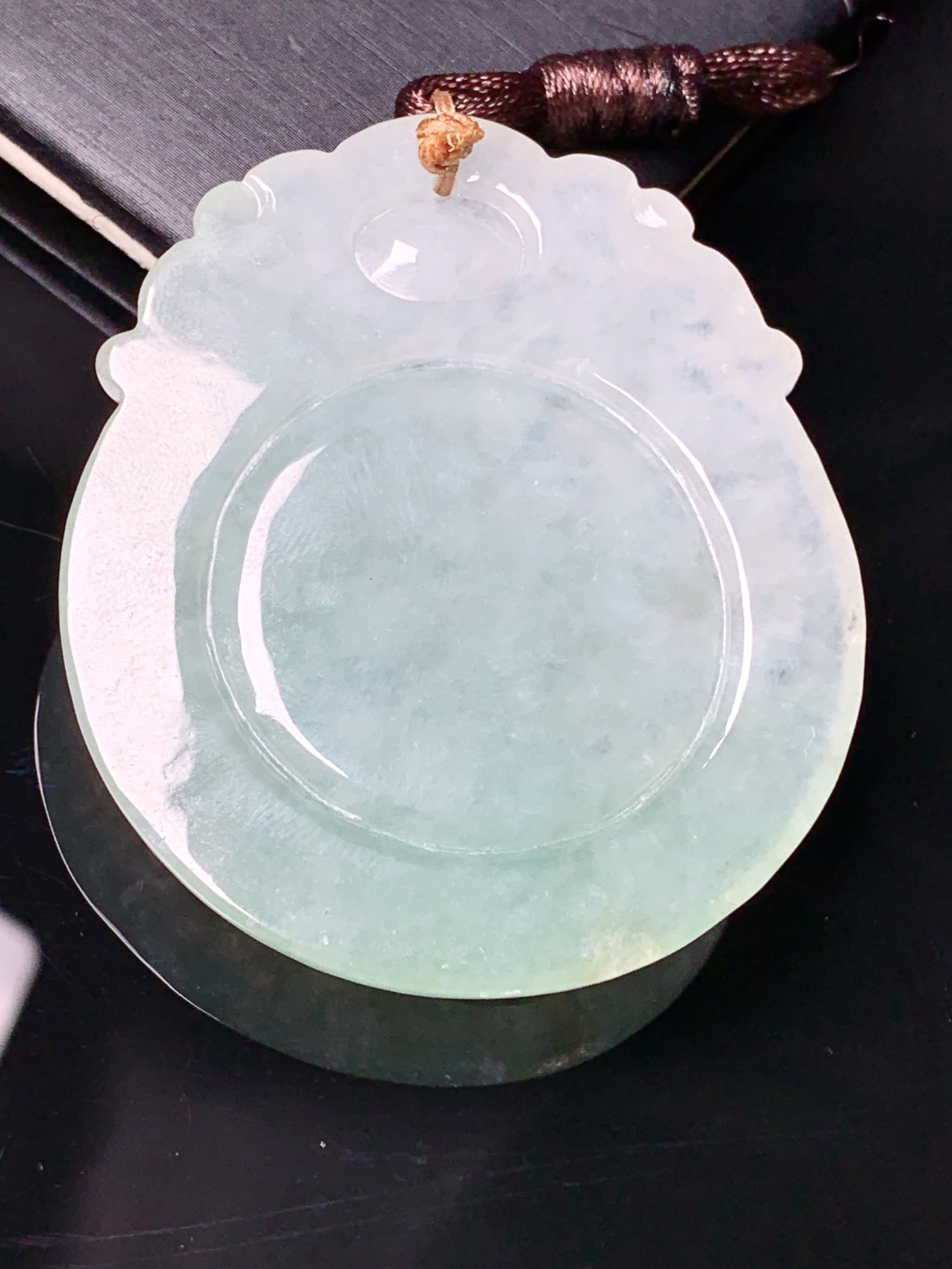 飘绿龙牌吊坠 玉质细腻 色泽艳丽清新 水润亮眼 整体尺寸50.6*43.2*8.3b2