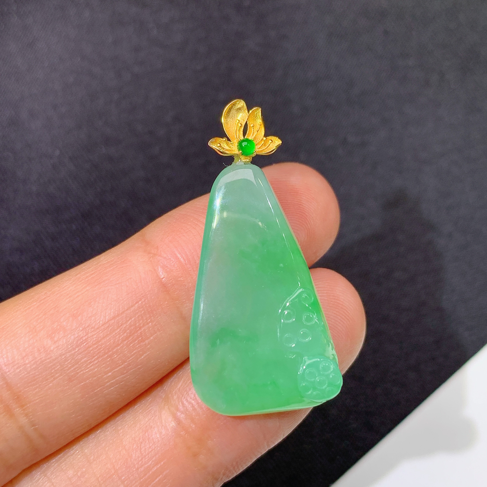 冰飘绿无事牌吊坠，18k金镶嵌，冰润细腻，种水足，Hao 尺寸24.6*15*5.3