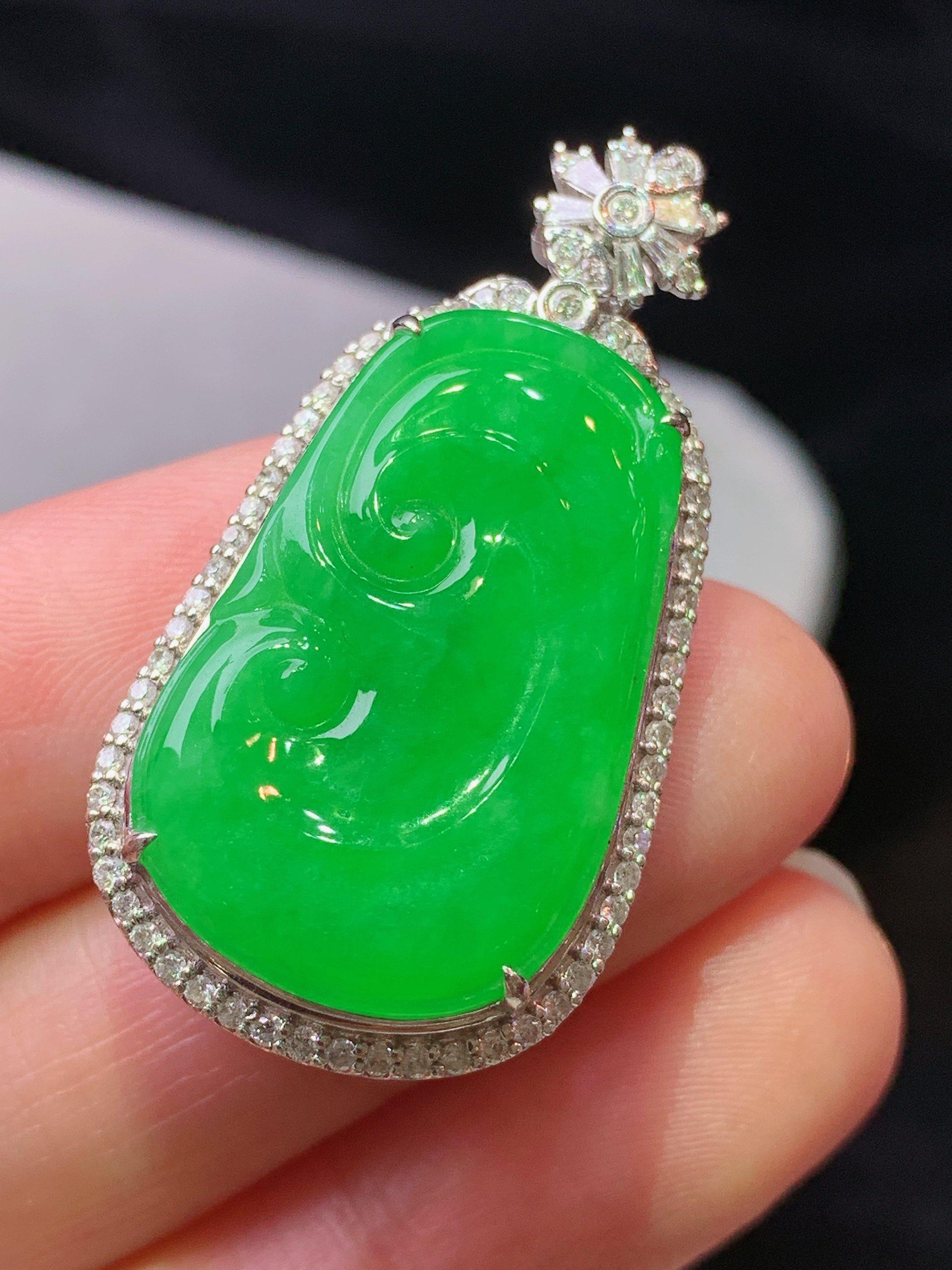 18k金钻镶嵌满绿如意吊坠 玉质细腻 色泽艳丽清新 水润亮眼 整体尺寸37.5*19.8*9.8b2