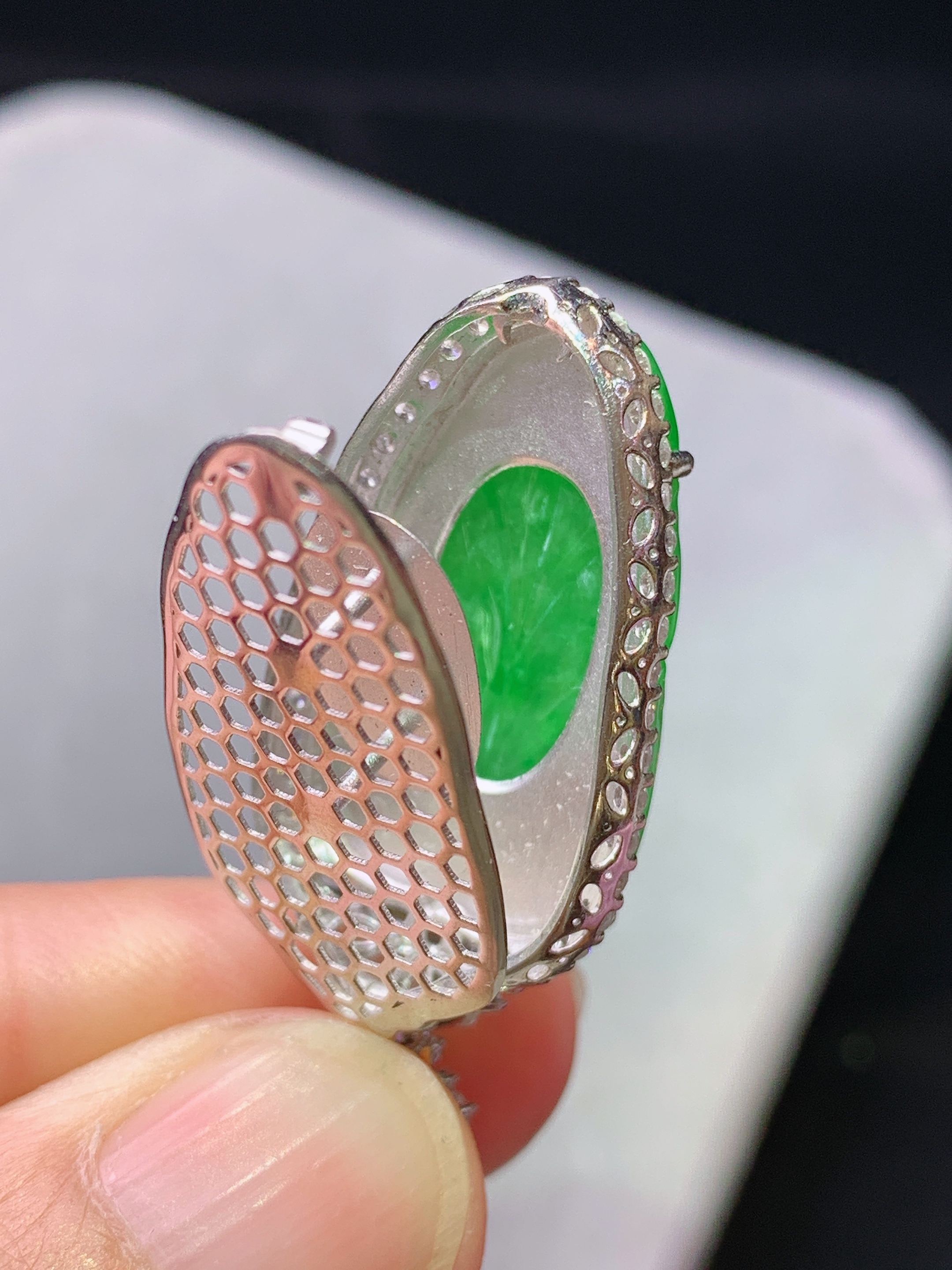 18k金钻镶嵌满绿树叶吊坠 玉质细腻 色泽艳丽清新 水润亮眼 整体尺寸35.2*16.2*8.2j3