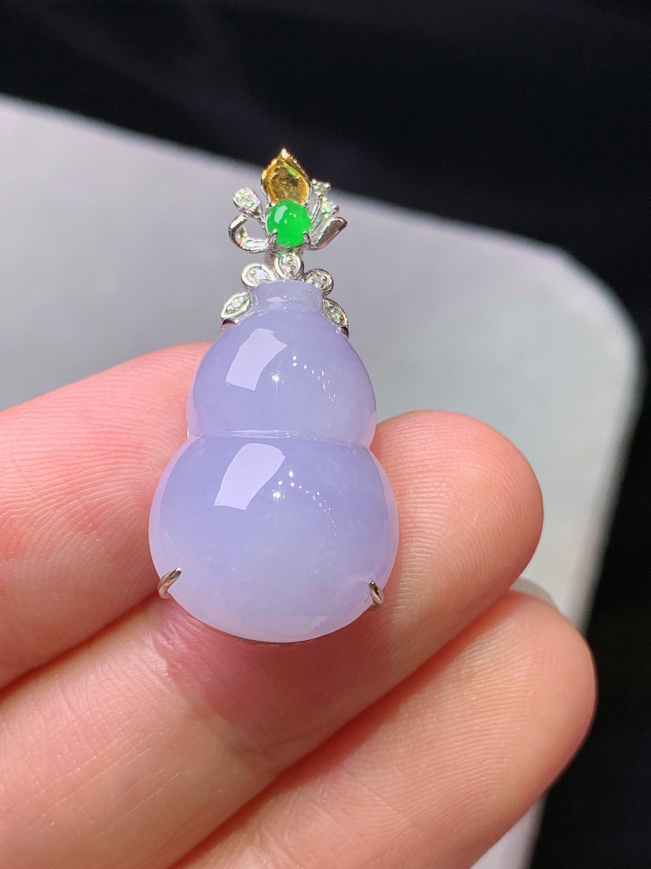 18k金钻镶嵌紫罗兰葫芦吊坠 玉质细腻 色泽艳丽清新 水润亮眼 整体尺寸29.3*14*8.2x5