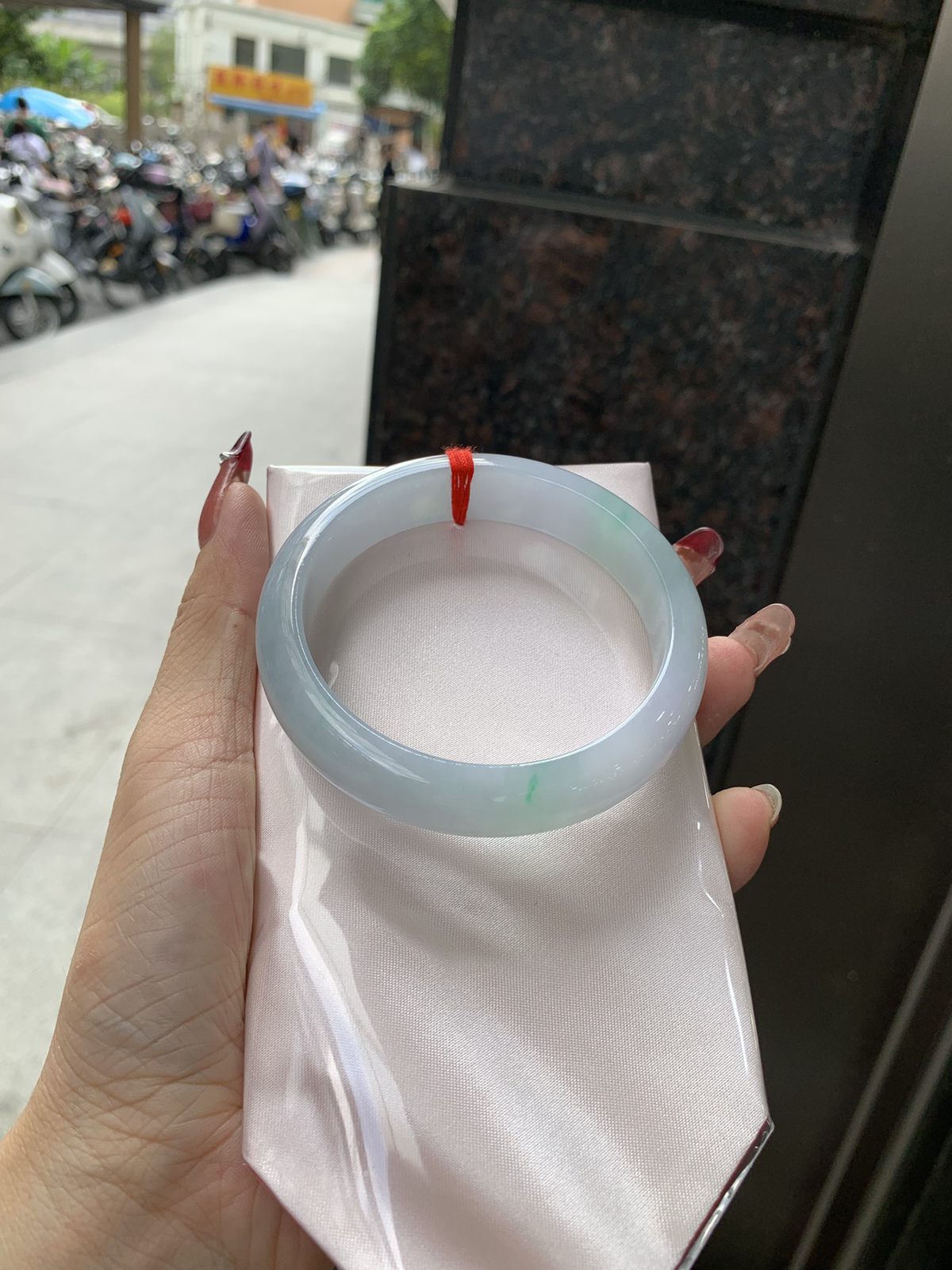 淡春彩正圈59-7.8-13.5淡淡粉底飘绿花，宛如春天的繁华。在岁月的长河流转中绽放着独特的魅力，气质温婉而迷人。