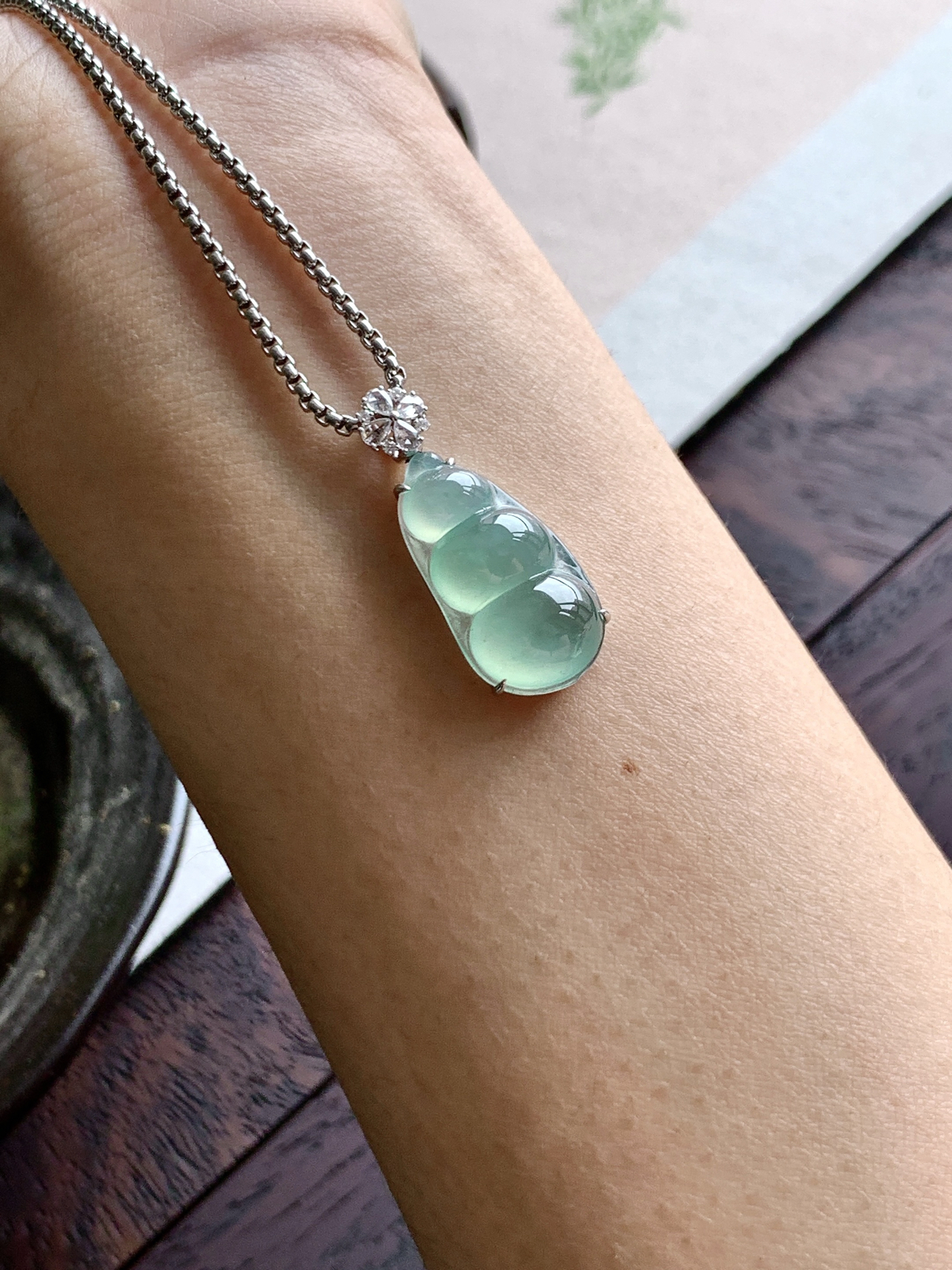 【镶嵌】️冰晴绿豆子福豆吊坠  
【说明】缅料  18k金镶嵌 性价比高  
【整体】29.3-12.1-8