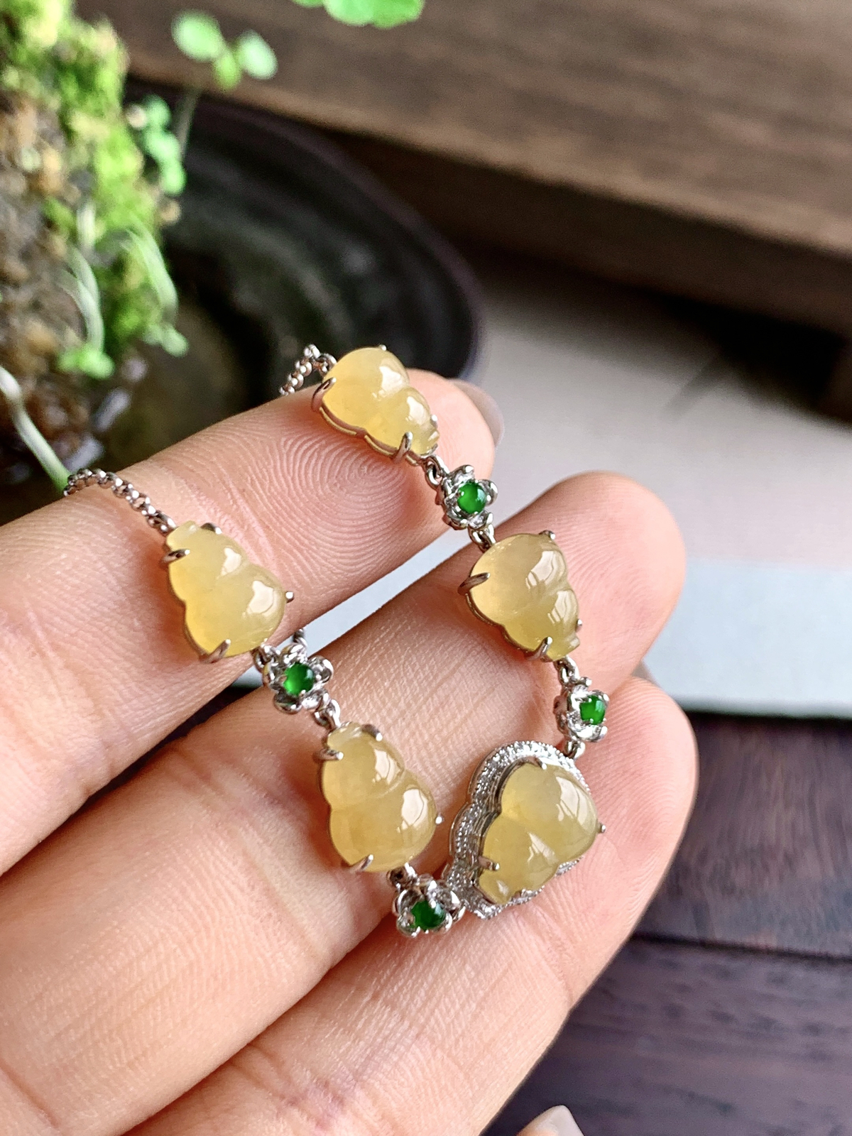 【镶嵌】️冰黄翡葫芦手链
【说明】缅料  18k金镶嵌 性价比高  
【整体】12.3-10.2-5.8..