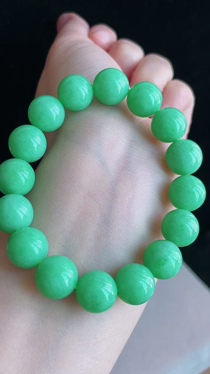 【翡翠名称】老坑种满色阳绿圆珠手串手链
【翡翠尺寸】平均12.3mm/颗
【翡翠描述】宝贝种老水足，