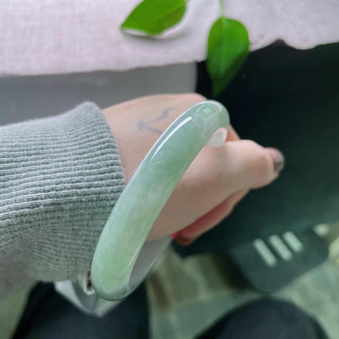 58/12.8/8.2，浅油绿正圈，半山水意境感，种老，细润，腕间春秋，有纹，ss50626a