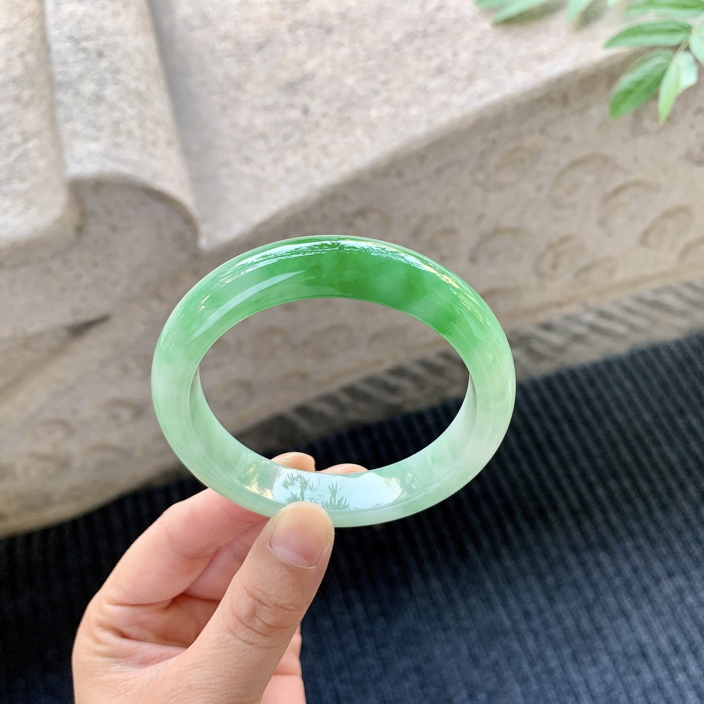 正圈55 56 圈口56/12.7/8.5 糯冰飘绿，水润，种老，细腻，无裂A1011265