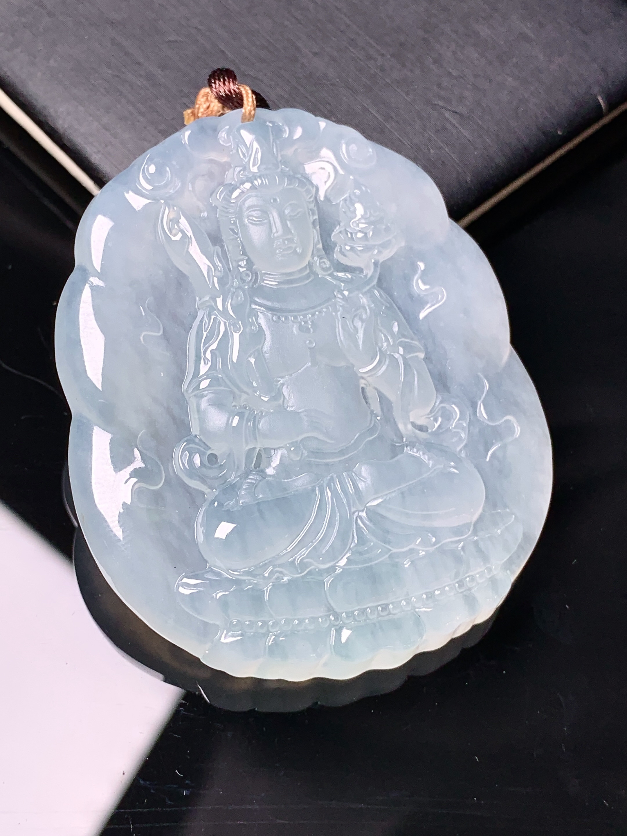 冰种观音菩萨吊坠 玉质细腻 色泽艳丽清新 水润亮眼 整体尺寸50.8*42.6*6.3b2