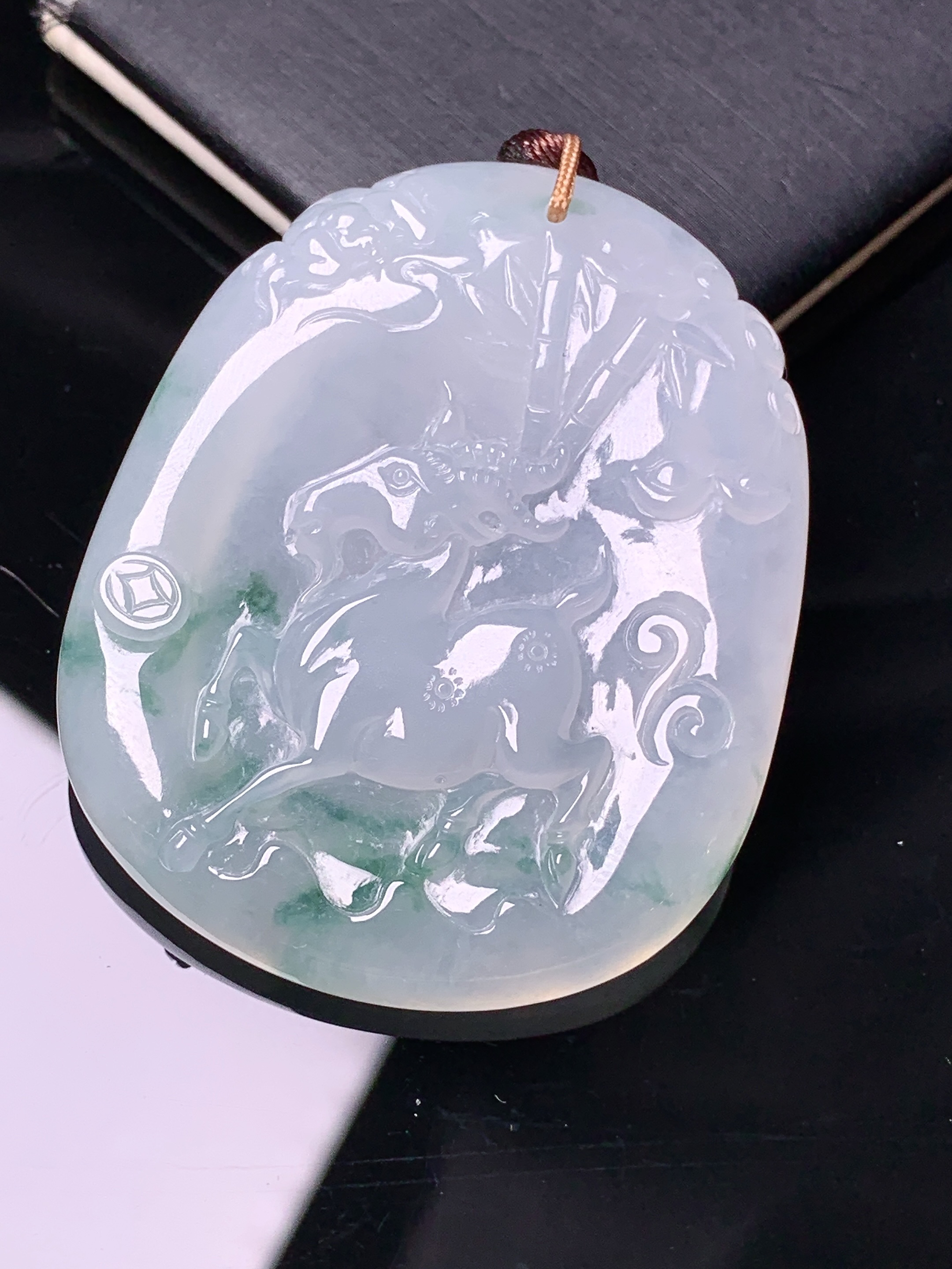 飘绿生肖羊吊坠 玉质细腻 色泽艳丽清新 水润亮眼 整体尺寸49*40*6.2b2