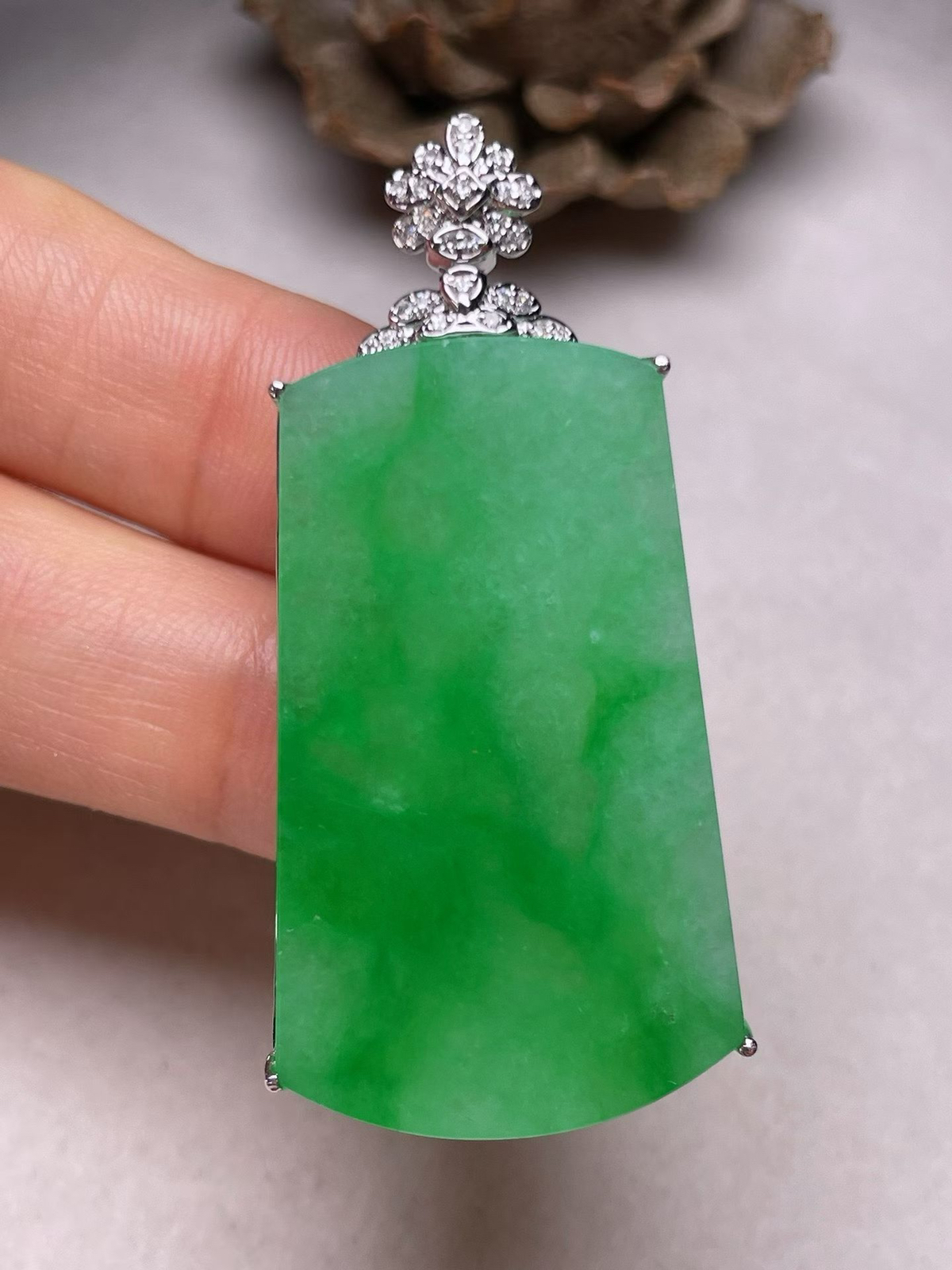 冰种阳绿平安无事牌吊坠、真金真钻镶嵌，种水好，玉质细腻 .裸石尺寸 38.0*22.0‘