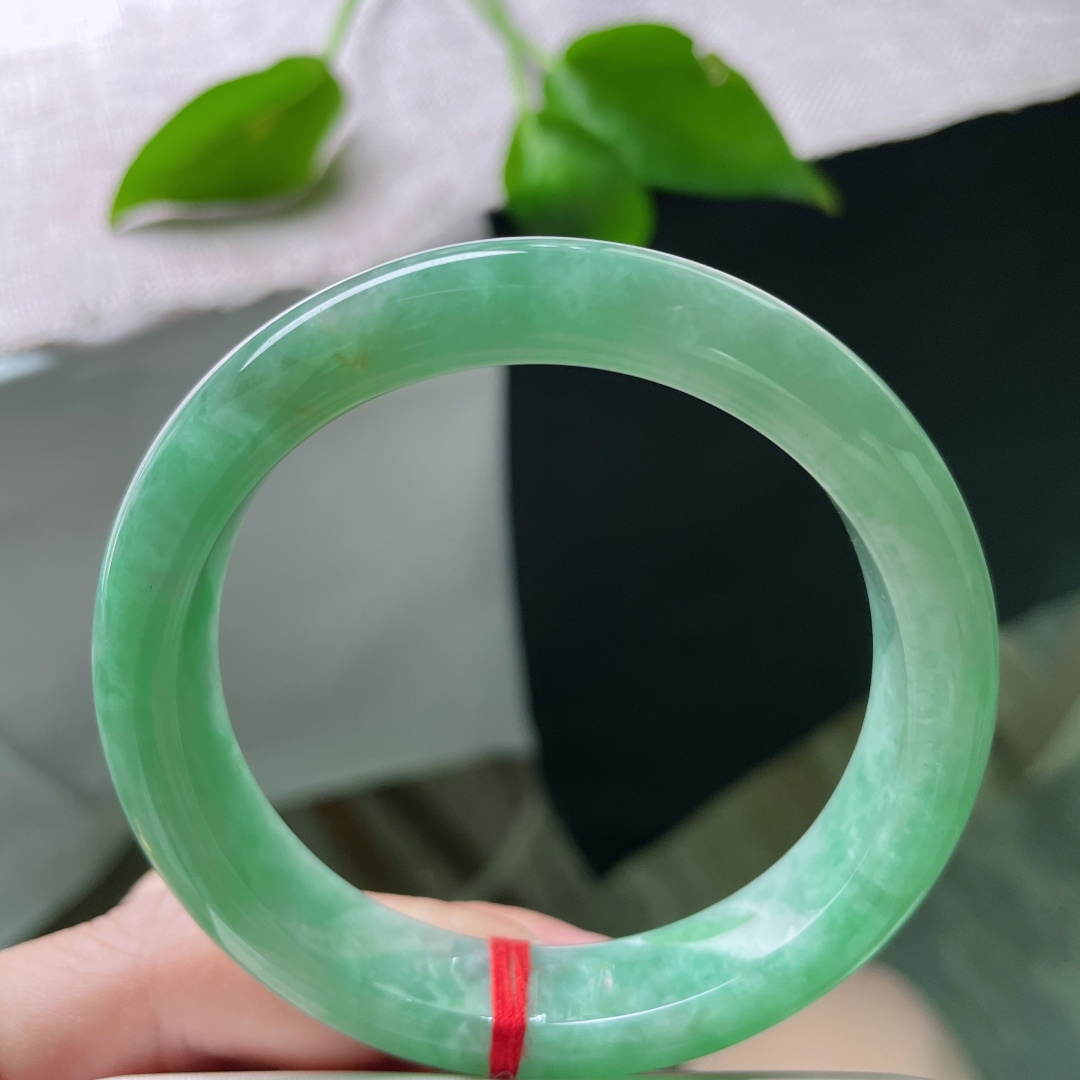 56/12.6/8.3，绿底正圈，生机盎然，把春天戴在腕间，粗底，无裂，ss50619a