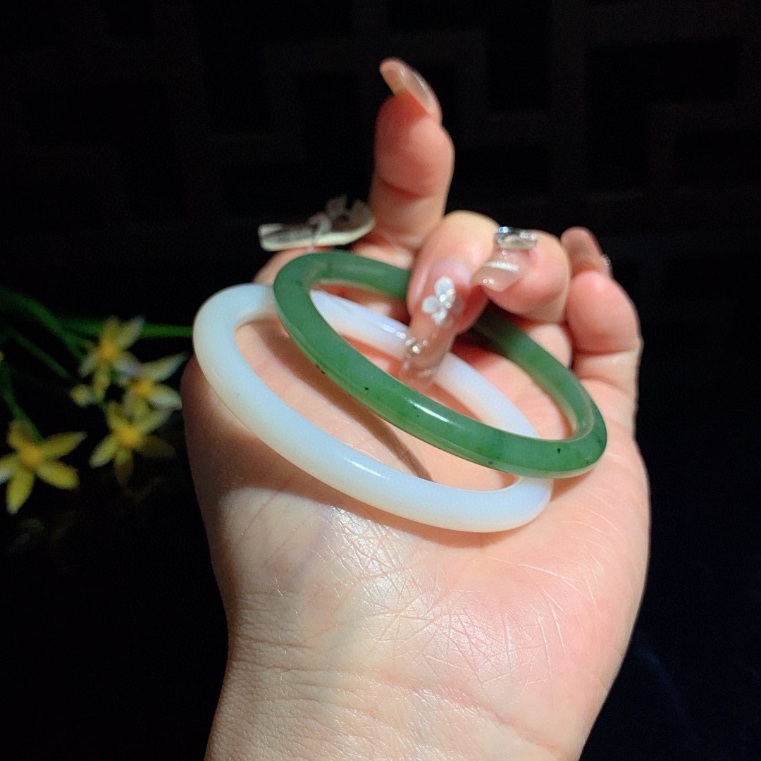 和田玉54圈口白玉加碧玉对镯手镯，玉质细腻油润 底色纯净  无裂无棉 脂粉好，品质好