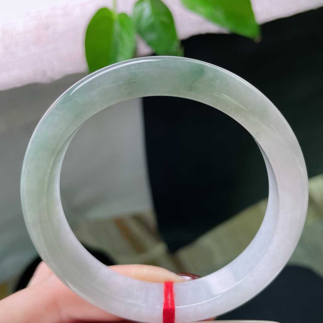 58.9/12.3/8淡绿正圈，水头好，一镯两戴，温养千年色，一镯定风华。有纹，ss50347a