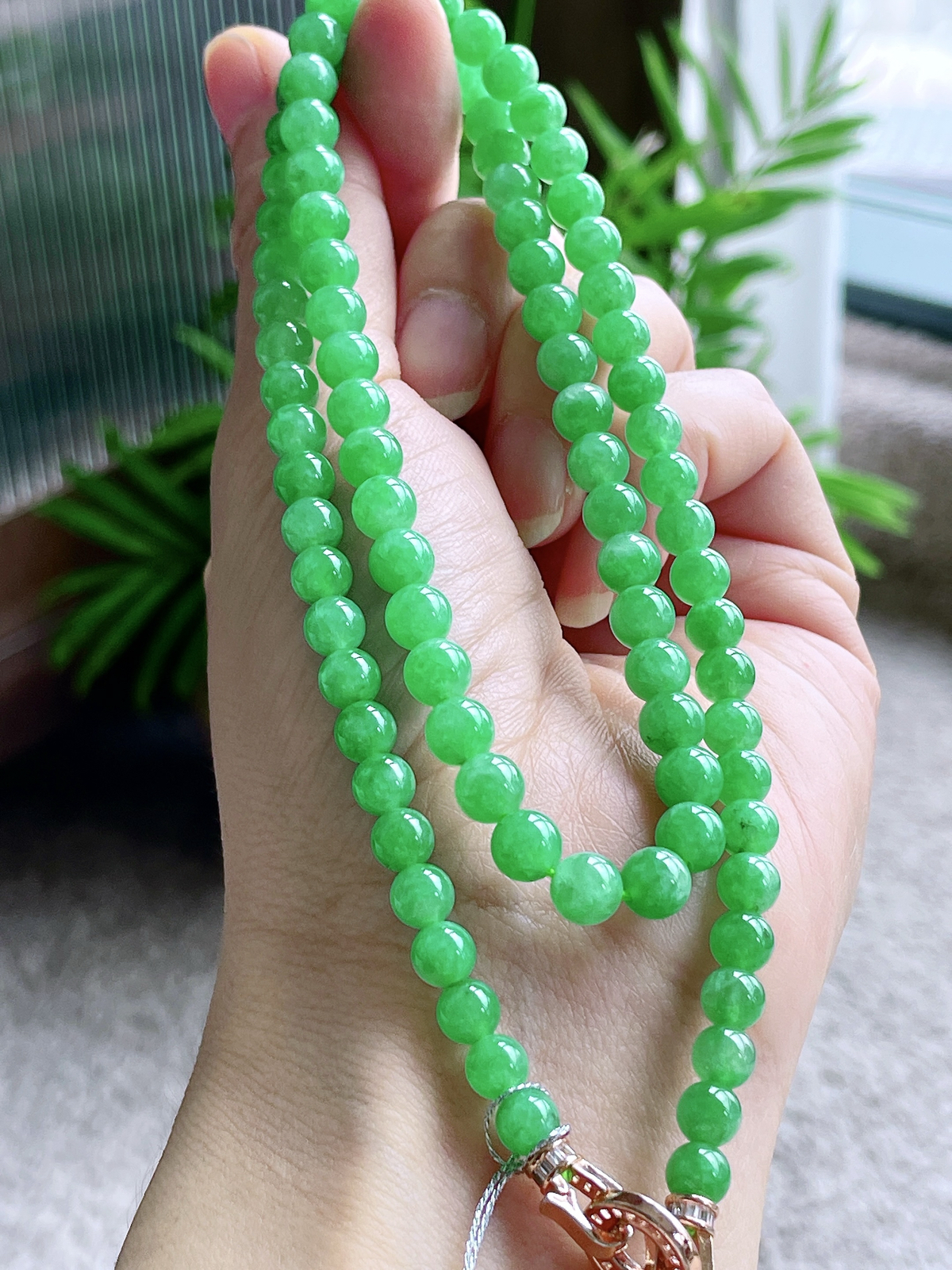 【珠子】冰阳绿珠链圆珠珠子珠链
【说明】缅料 性价比高  
【尺寸】6.2-5.4mm，27cm..