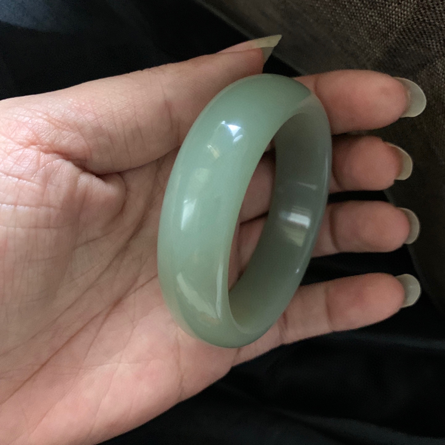 56圈口和田玉且末蓝手镯，和田玉56圈口手镯，镯型古朴典雅。在诗情画意的雨巷相遇，你是我腕间的一抹风情，有你眸有深情.清风荡漾湖间静水，我愿俯身低眉，在烟波涟漪处寻