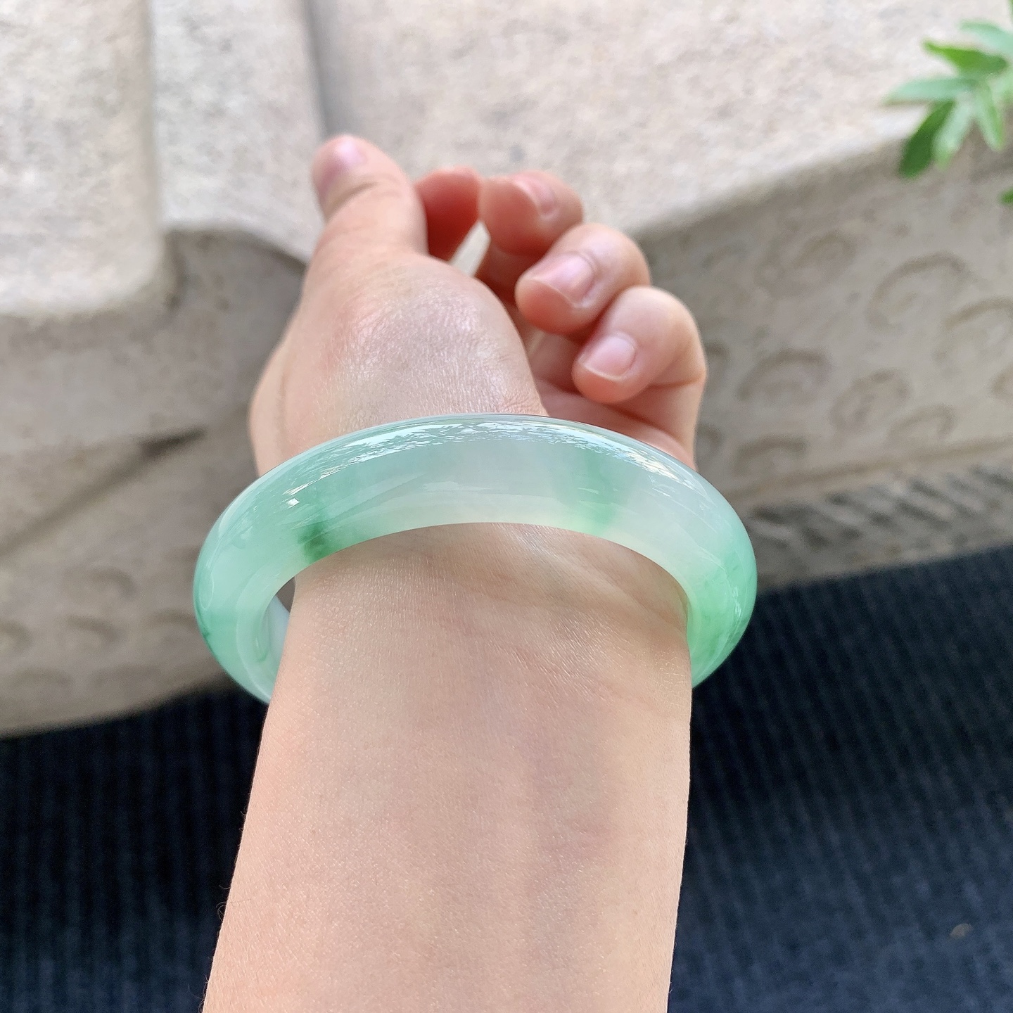 正圈53 54【圈口】54.8/12/9【编码】Q5031572【描述】冰飘绿，清透，水润，种老，细腻，打灯有絮线