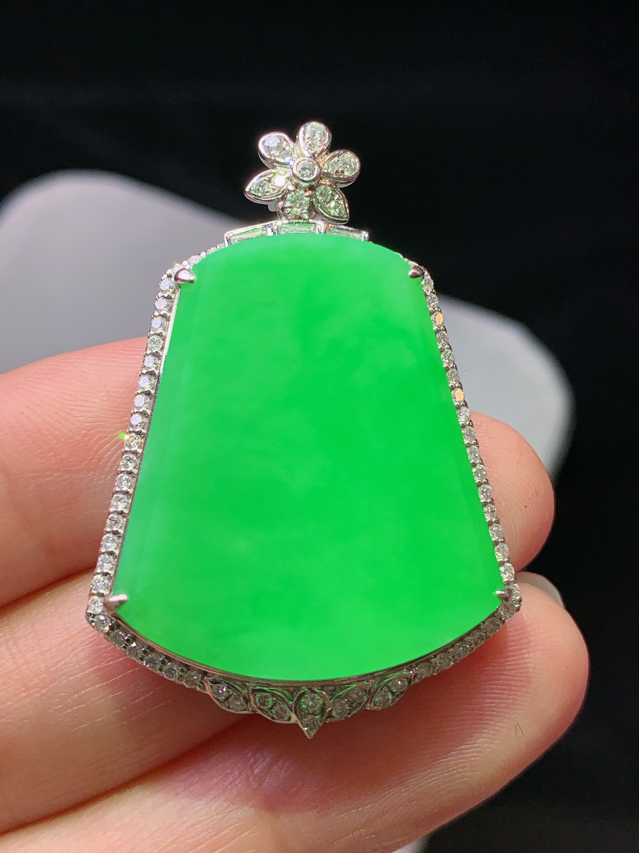 18k金钻镶嵌翠绿无事牌吊坠 玉质细腻 色泽艳丽清新 水润亮眼 整体尺寸39.8*27.5*7.2b