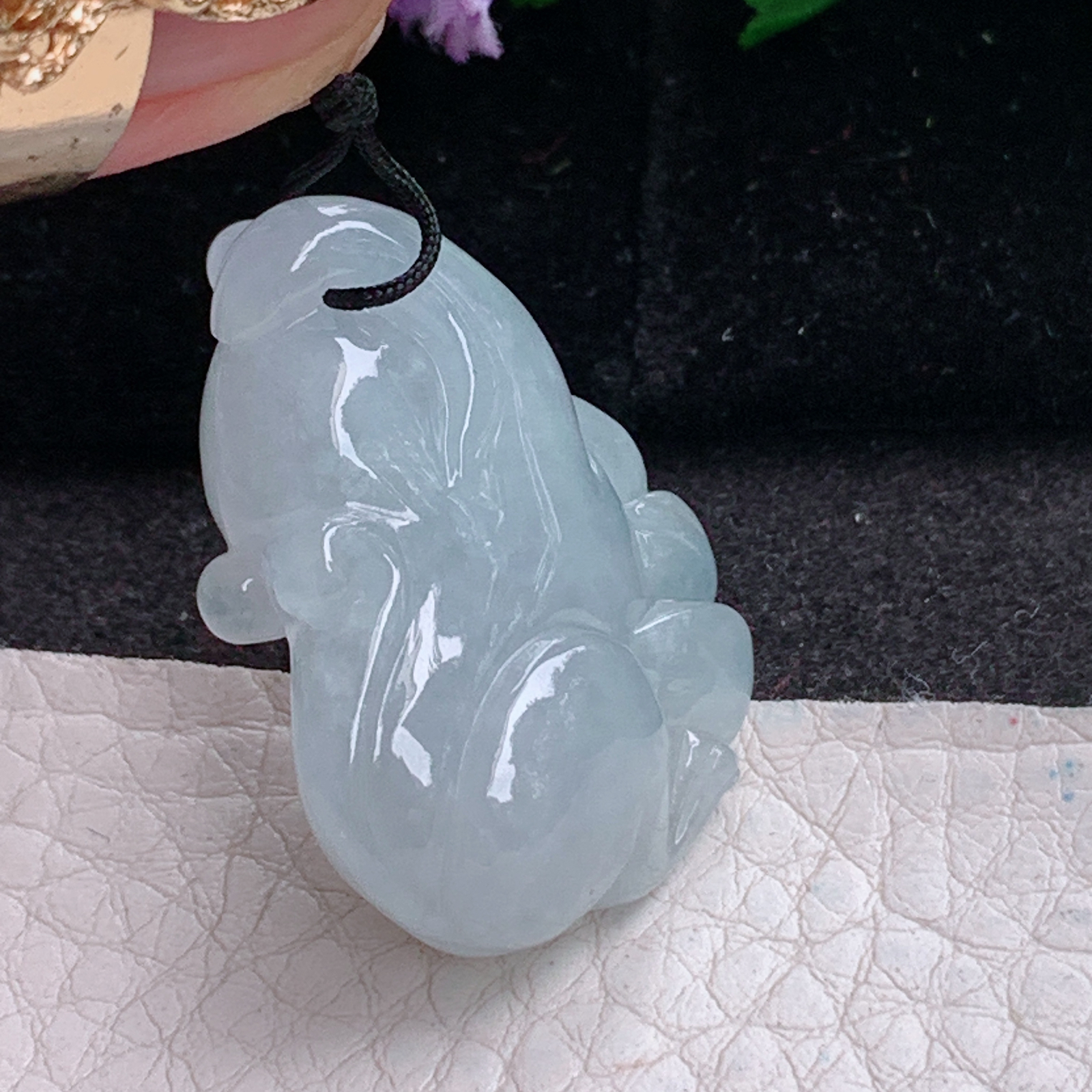 ajj实拍32*24.5*12.3天然缅甸翡翠精雕冰润立体灵猴抱寿桃 生肖猴玉吊坠 玉挂件