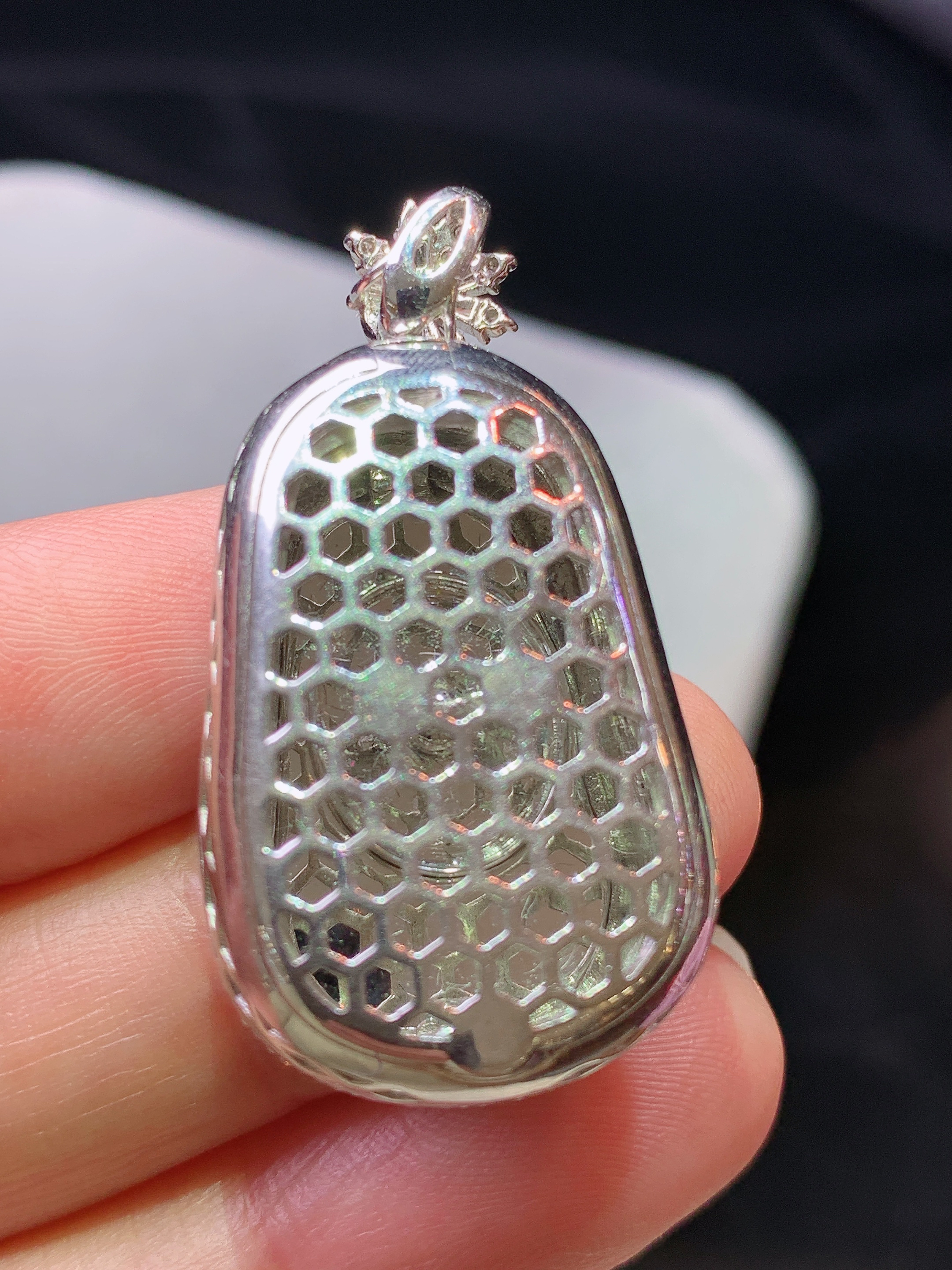 18k金钻镶嵌满绿如意吊坠 玉质细腻 色泽艳丽清新 水润亮眼 整体尺寸37.5*19.8*9.8b2