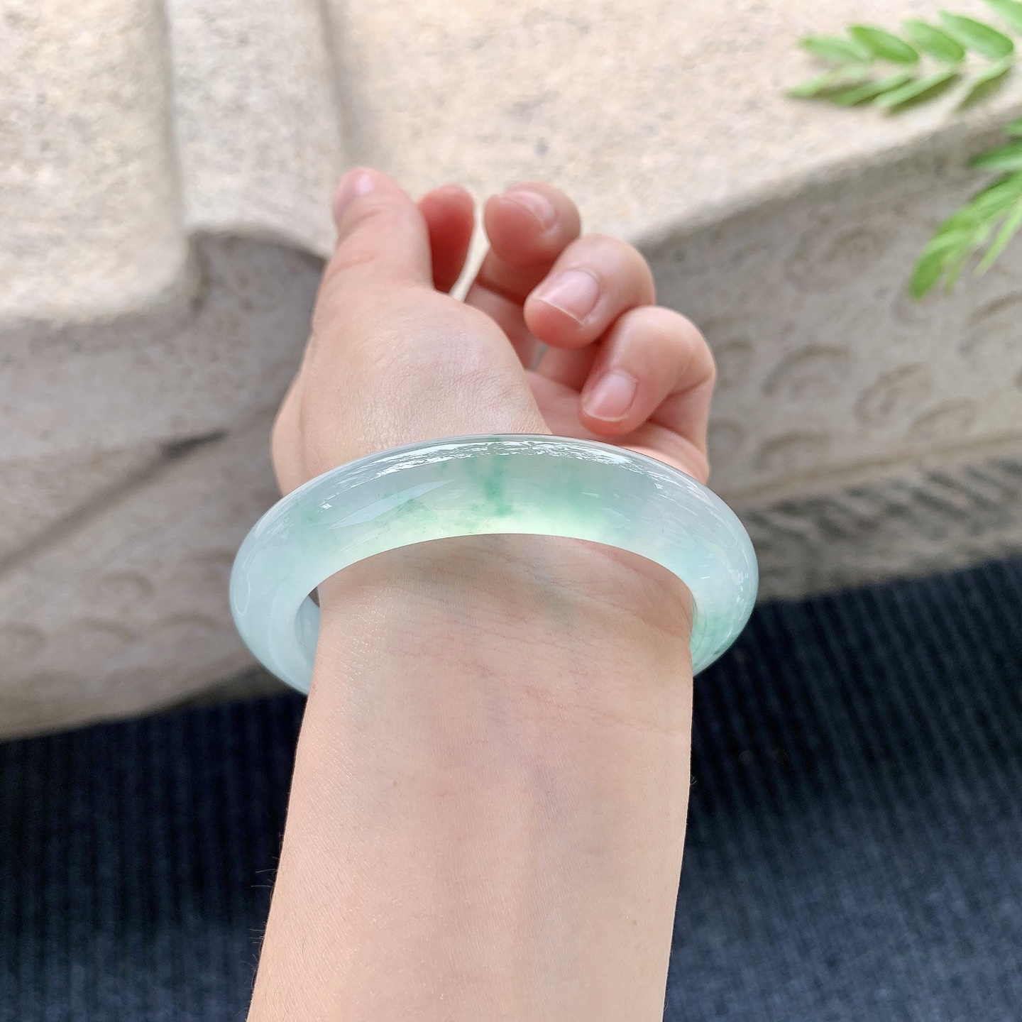 正圈54 55【圈口】55.4/11.7/8.8【编码】HT012220【描述】冰种飘绿，清透，水润，种老，细腻，打灯有絮线