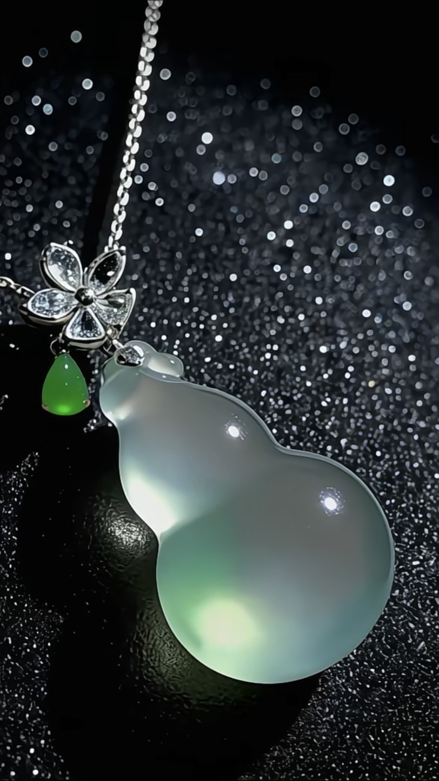 【福禄·清福】
木那雪花料精品葫芦，
裸石34.5-21.2-9.5mm，
18K金，南非钻，翡翠绿水滴，11.26g，
不配链