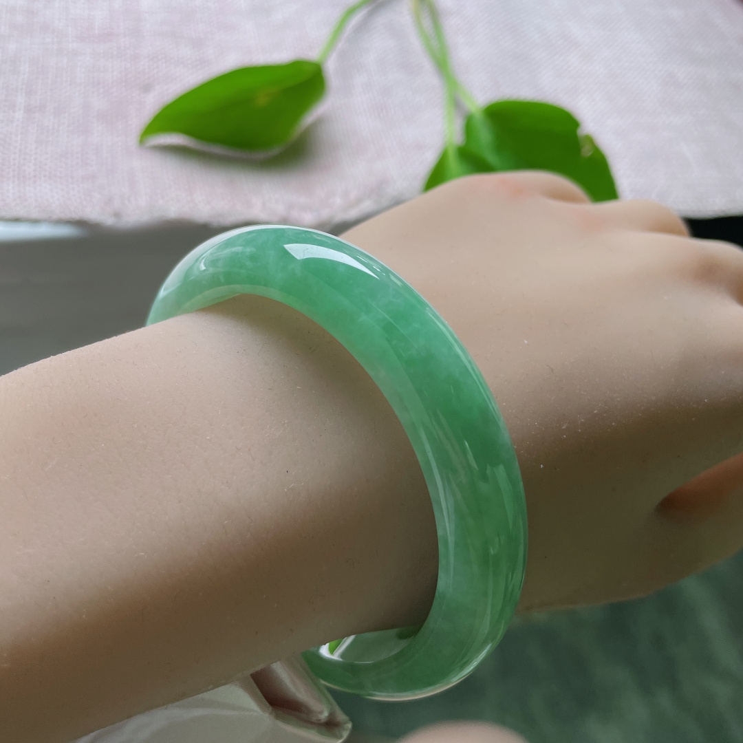 56/12.6/8.3，绿底正圈，生机盎然，把春天戴在腕间，粗底，无裂，ss50619a