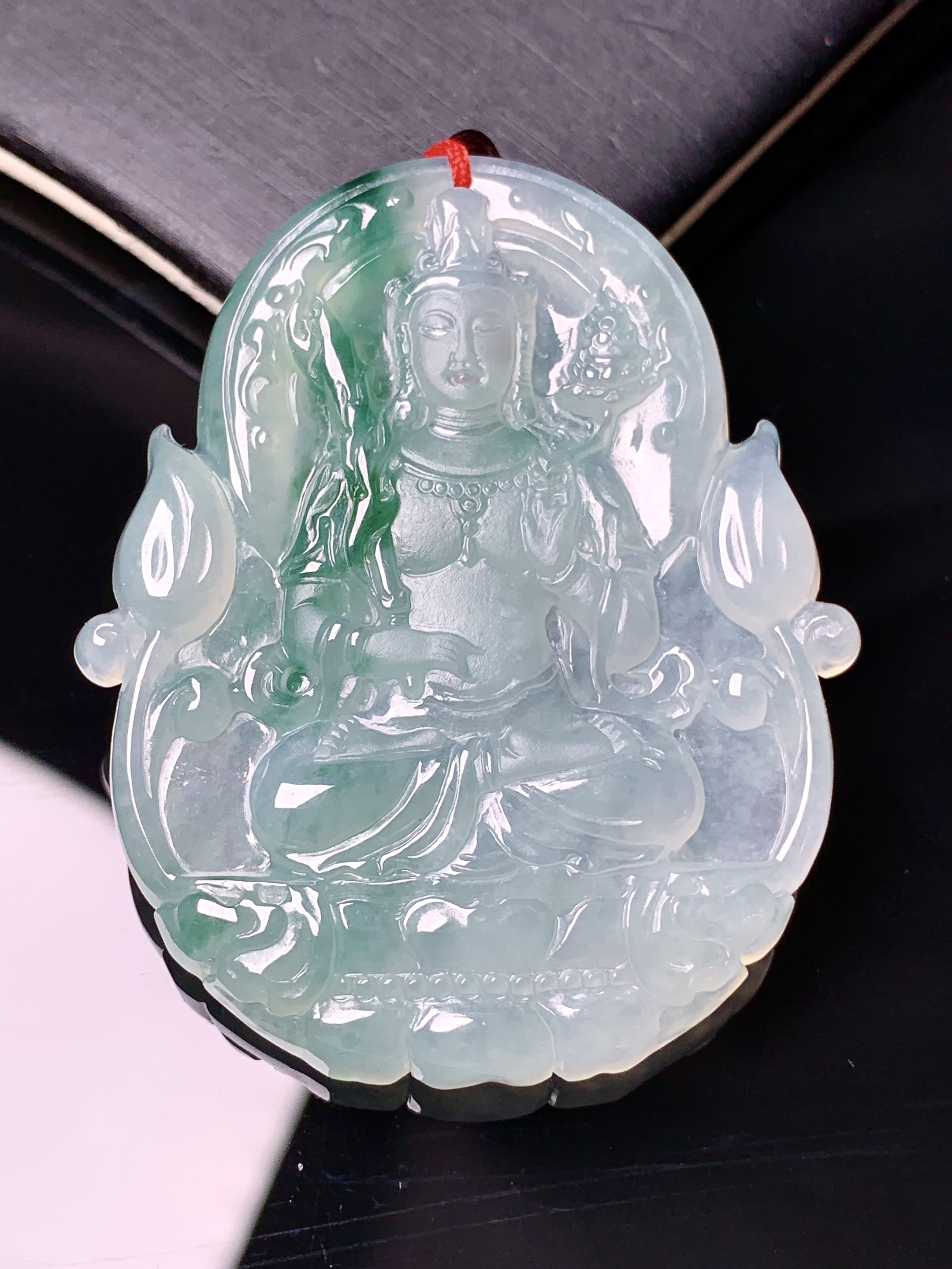 飘绿观音菩萨吊坠 玉质细腻 色泽艳丽清新 水润亮眼 整体尺寸50*41.5*5.3b2