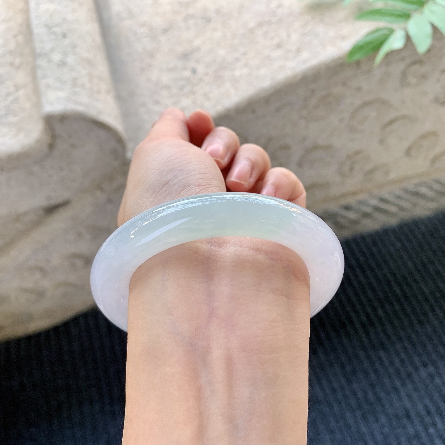 圆条54 55 圈口54.3/11.2/11.6 糯冰椿彩，水润，种老，细腻，打灯有絮线BA031271