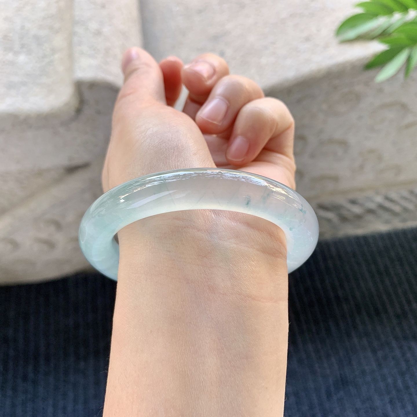 圆条52 53【圈口】53.7/10.6/10.4【编码】HT010915【描述】高冰飘花，清透，起荧光，水润，种老，细腻，无裂