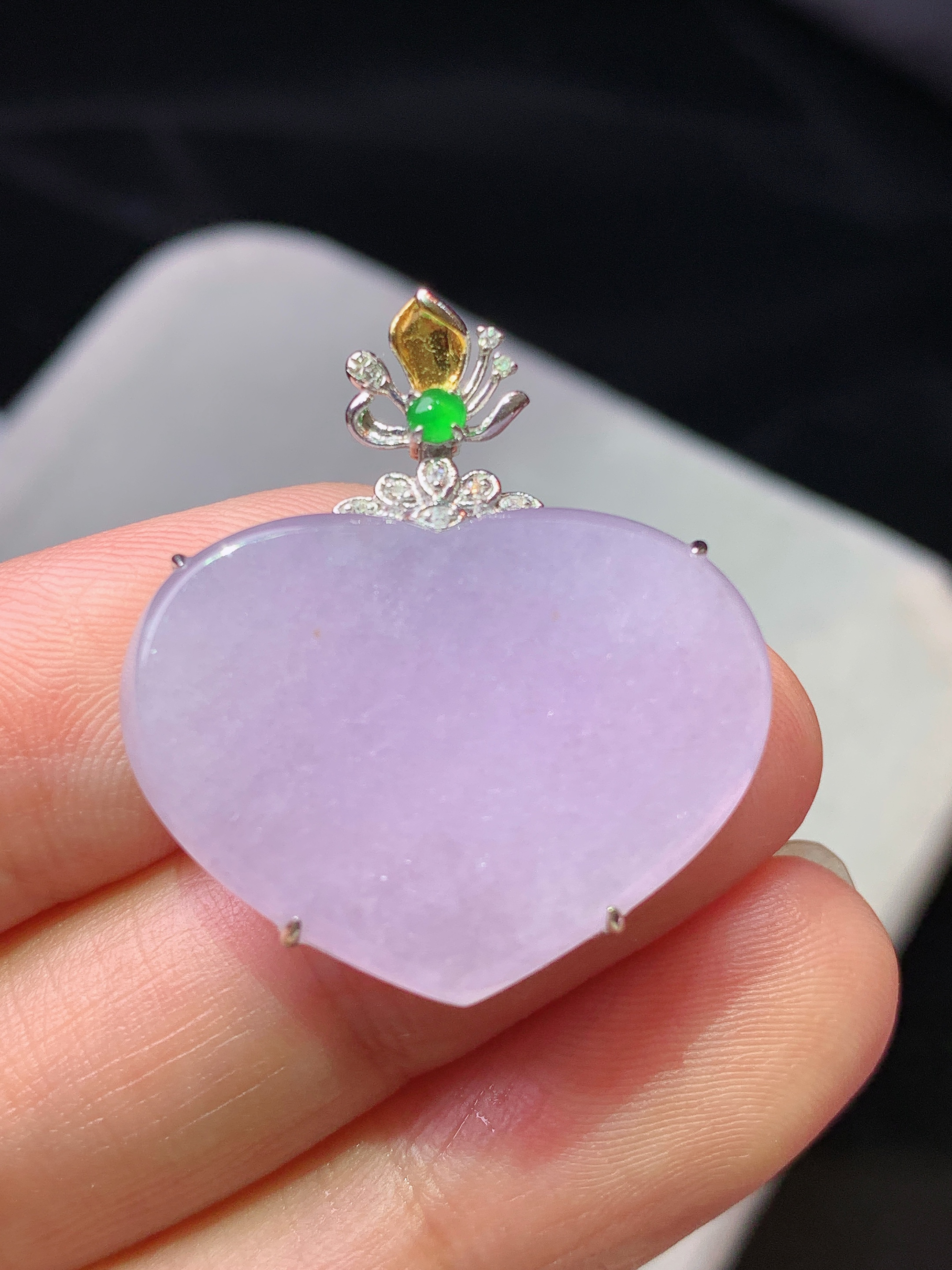 18k金钻镶嵌紫罗兰心形吊坠 玉质细腻 色泽艳丽清新 水润亮眼 整体尺寸29.5*26.3*6x5