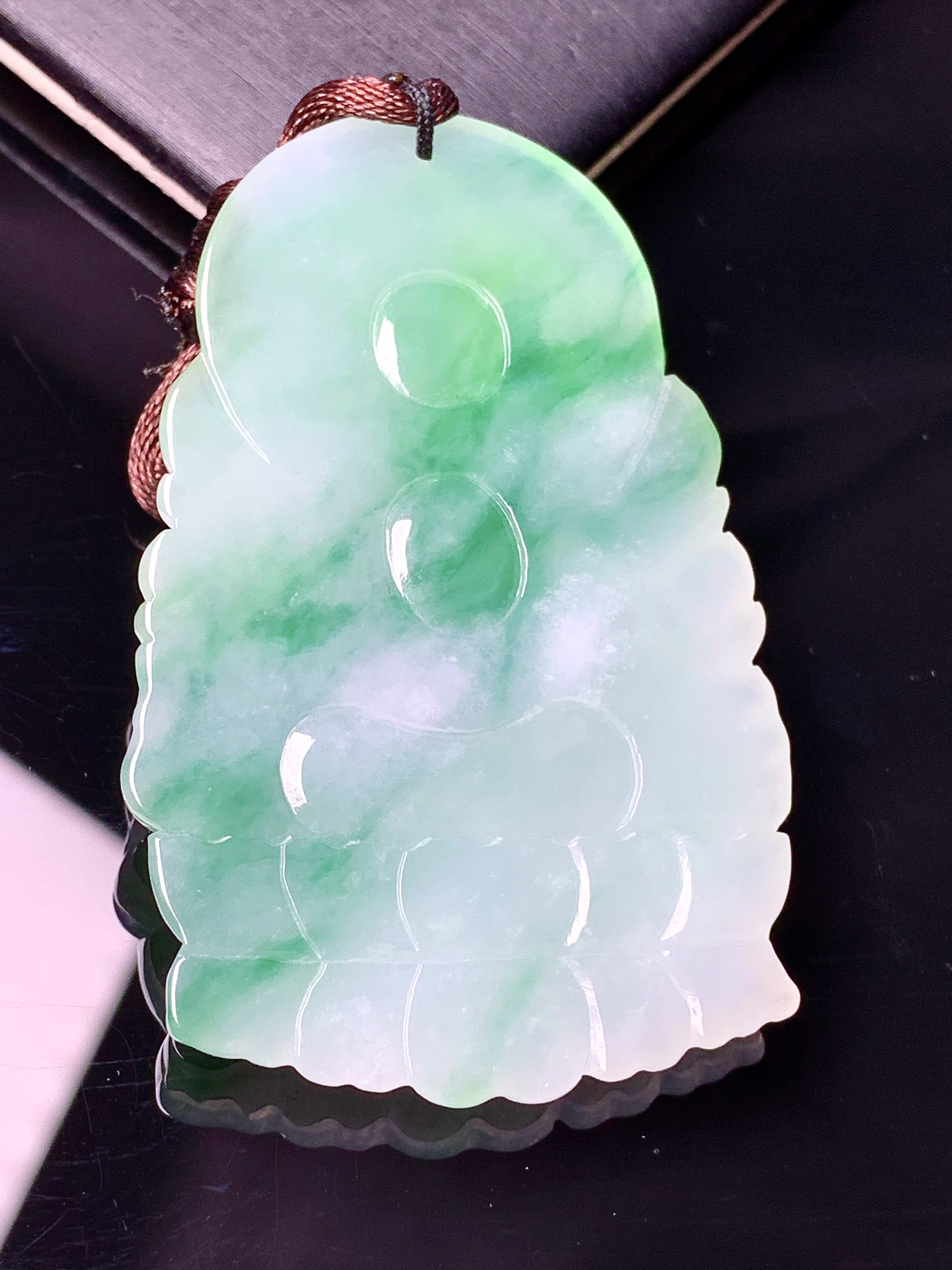 飘绿文殊观音菩萨吊坠 玉质细腻 色泽艳丽清新 水润亮眼 整体尺寸57.2*36.5*5.5b2