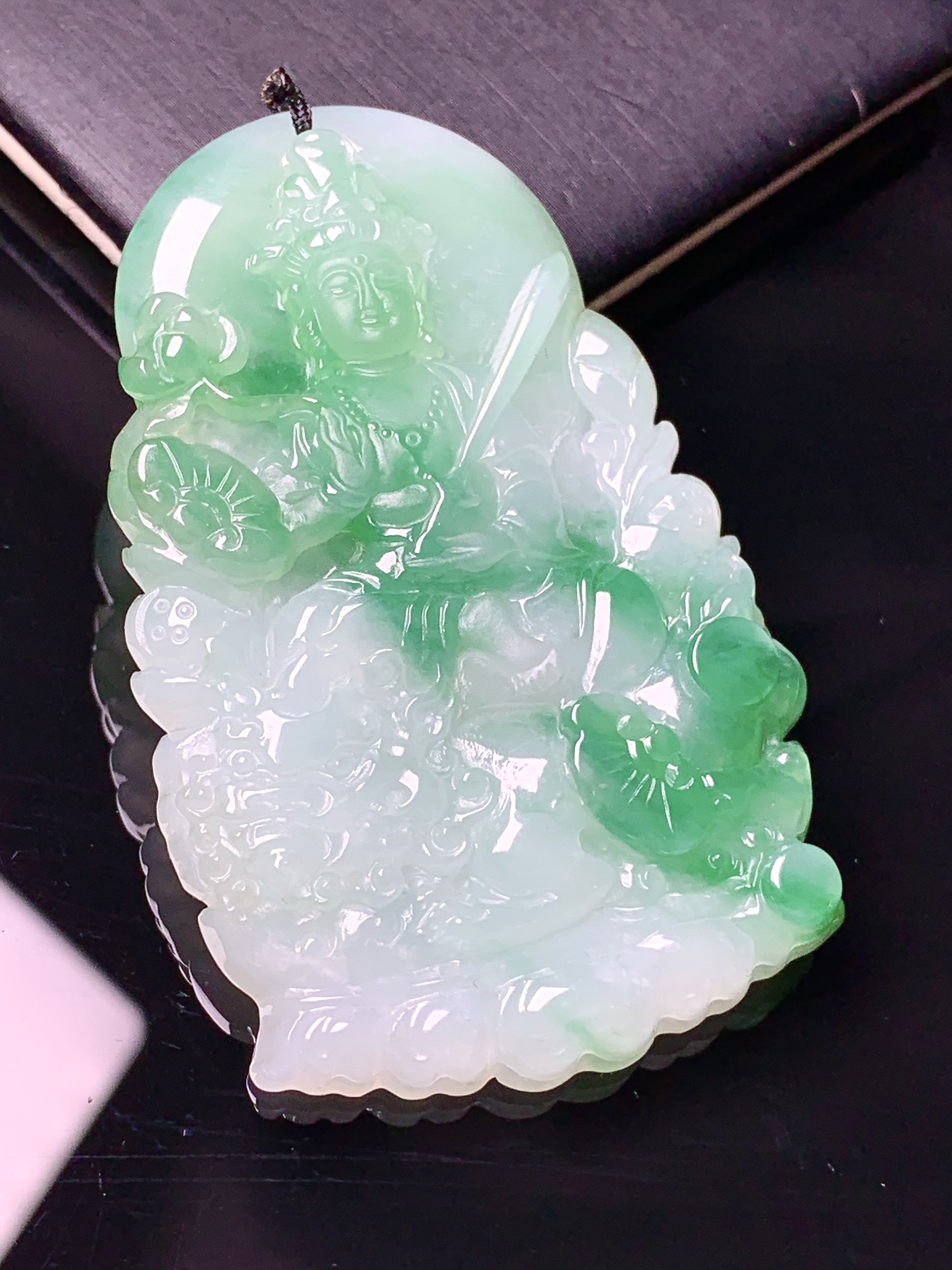 飘绿文殊观音菩萨吊坠 玉质细腻 色泽艳丽清新 水润亮眼 整体尺寸57.2*36.5*5.5b2