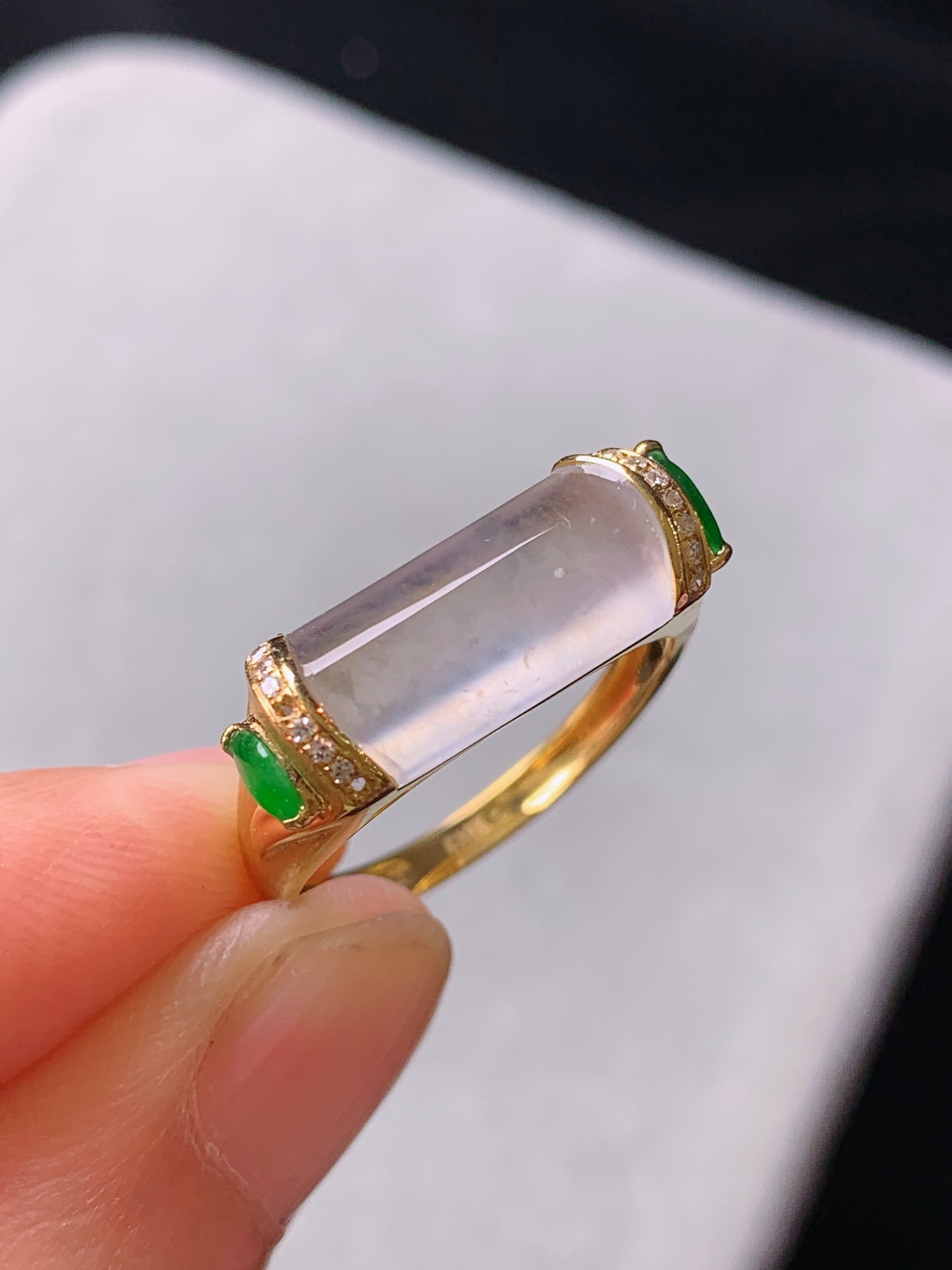 18k金钻镶嵌冰种玉柱 玉质细腻 色泽艳丽清新 水润亮眼 圈口14.5 裸石尺寸6.8*13.8*3