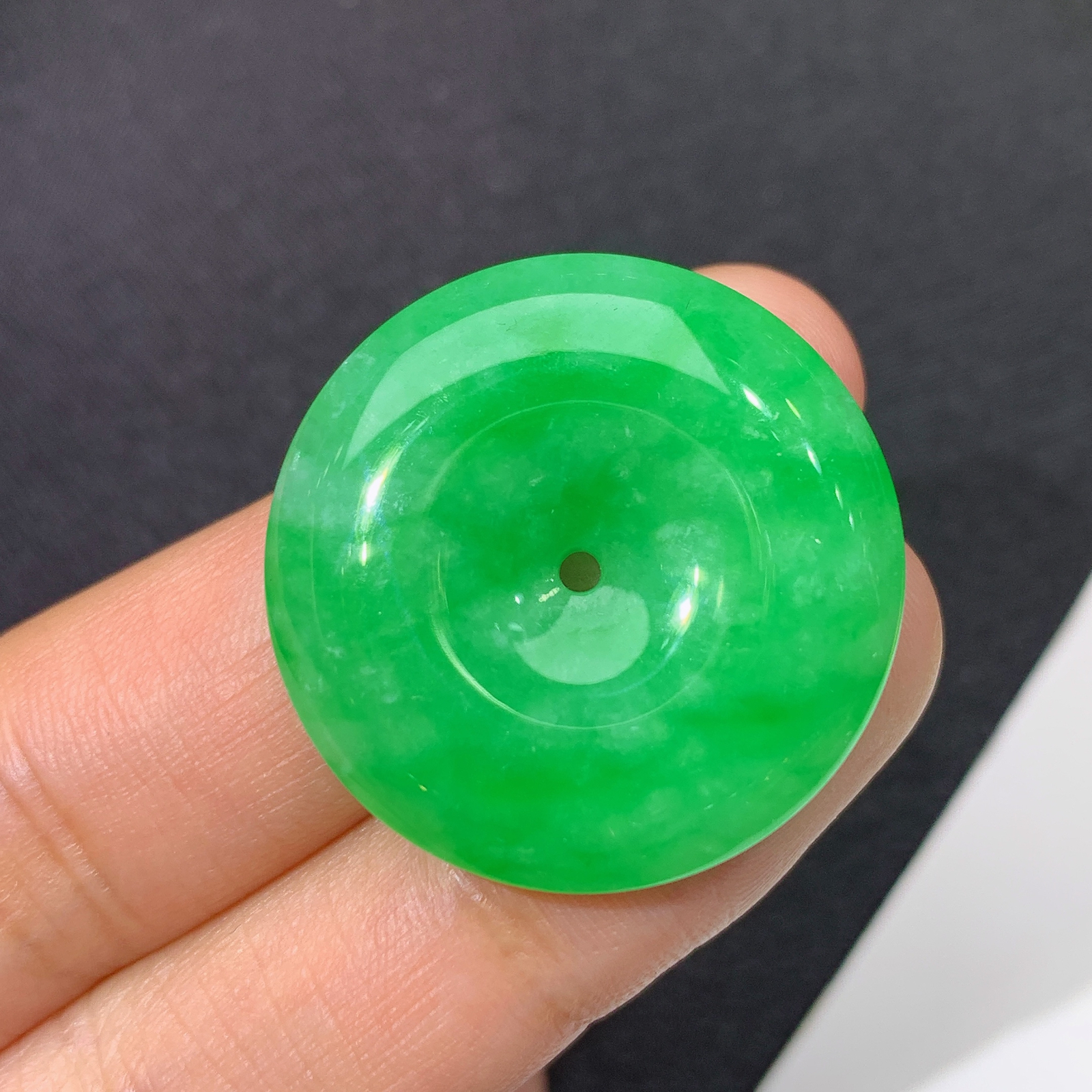 阳绿平安扣，冰润色阳，玉质细腻，种水足 Hon 尺寸26.3*5.3