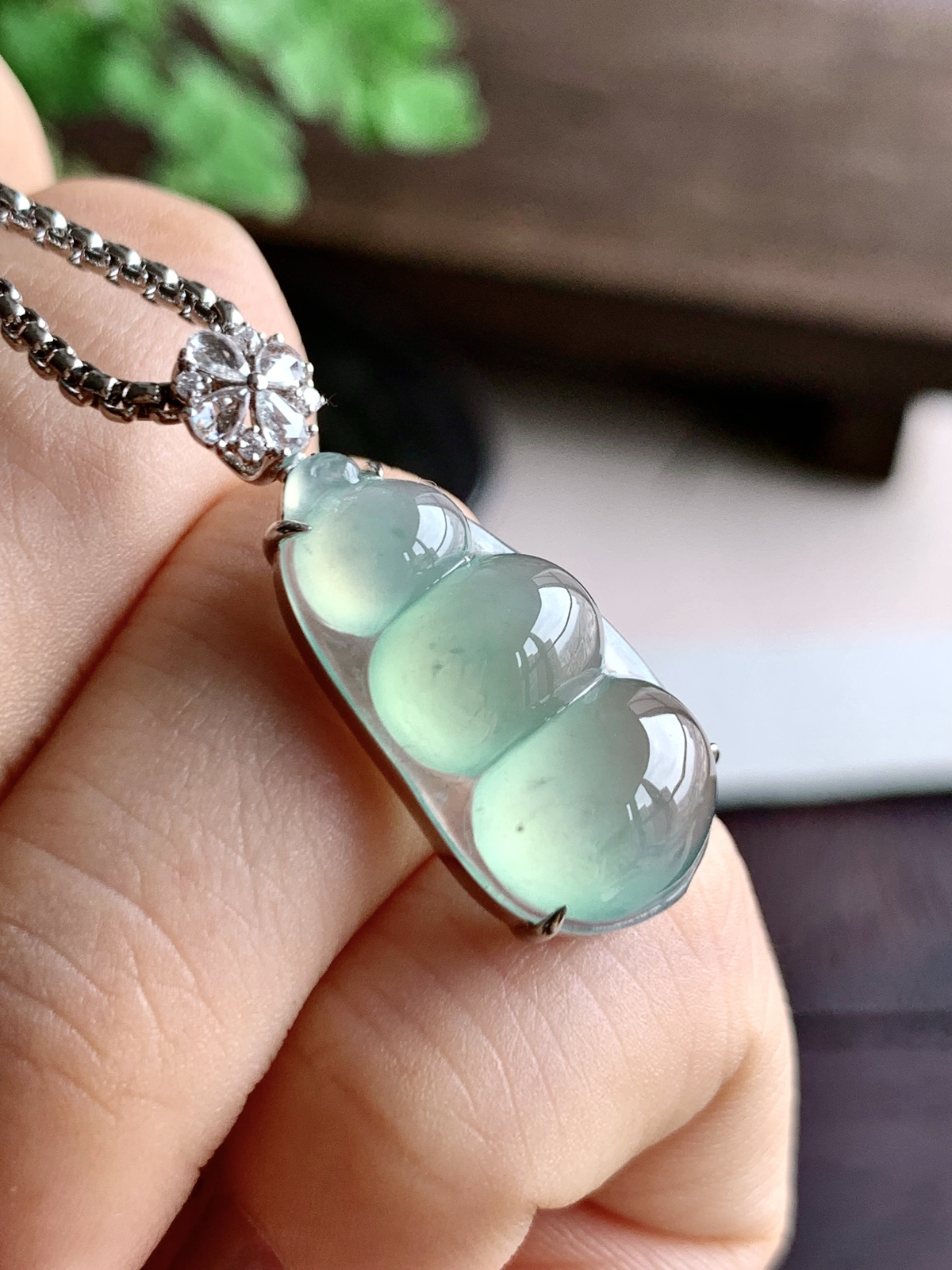 【镶嵌】️冰晴绿豆子福豆吊坠  
【说明】缅料  18k金镶嵌 性价比高  
【整体】29.3-1