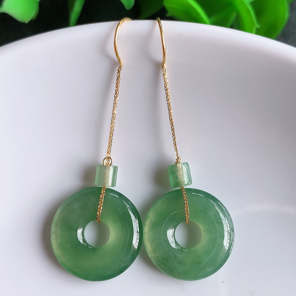 18k金冰透绿翡翠耳坠，自然光实拍，翠色灵动，颜色漂亮，种老水足，品相佳，佩戴佳品！W01.11  取一尺寸：19-15-3.2mm